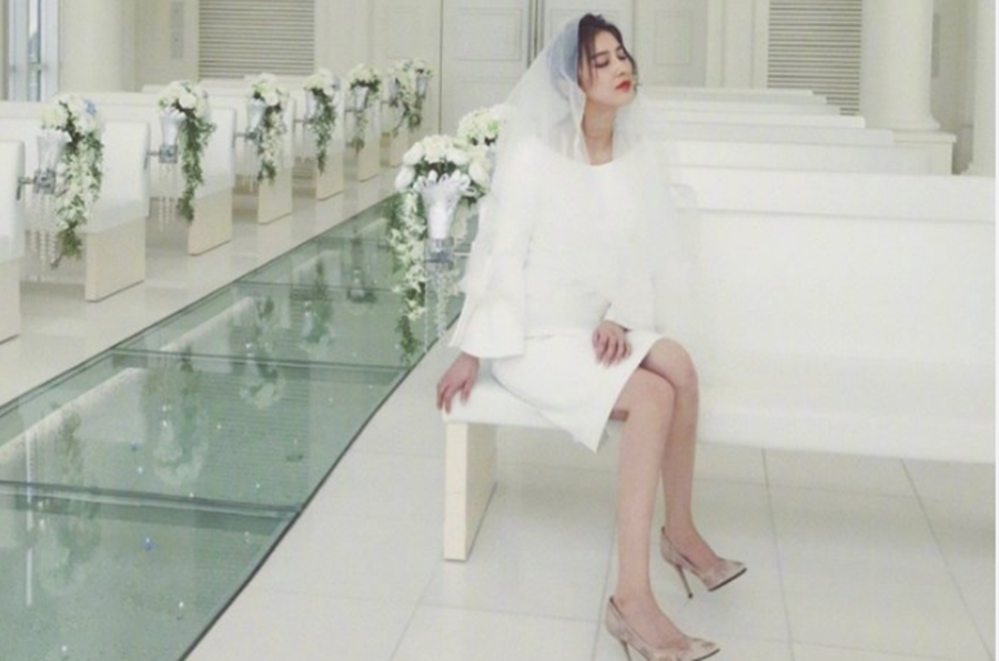 黃聖依身穿潔白的婚紗，配上薄薄的頭紗，仙氣十足。（翻攝黃聖依微博）