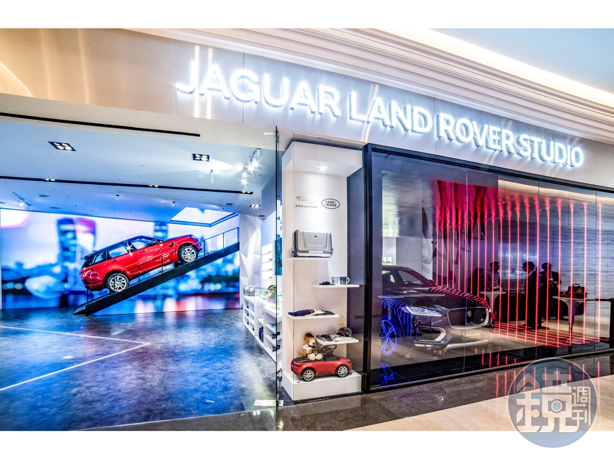 JAGUAR LAND ROVER STUDIO位於微風南山Breeze一樓時尚大道，佔地超過100坪。（JAGUAR LAND ROVER）