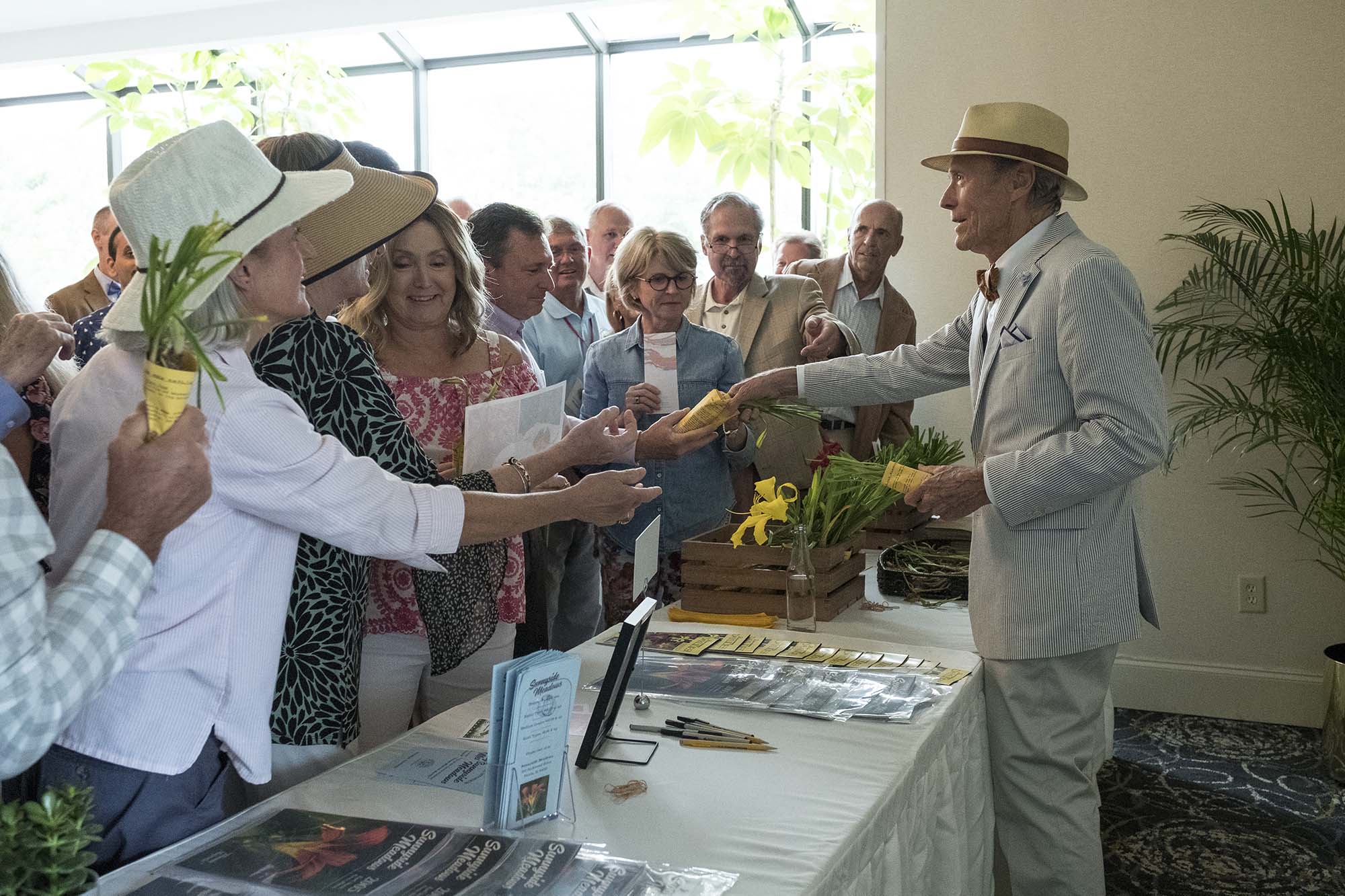 克林伊斯威特（右）在《賭命運轉手》改變戲路，飾演迷戀被眾人吹捧、高高在上，最後導致跟家人疏遠，只好替毒販運毒賺錢維生的老人厄爾。（華納兄弟提供）