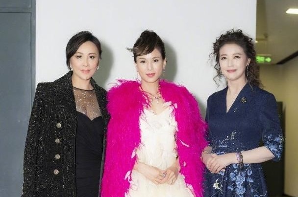 劉嘉玲與李若彤周海媚三大女神合照。(翻攝劉嘉玲微博）