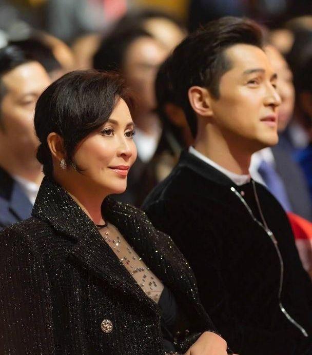 劉嘉玲與胡歌坐在一起，自然而然形成同框。(翻攝劉嘉玲微博）