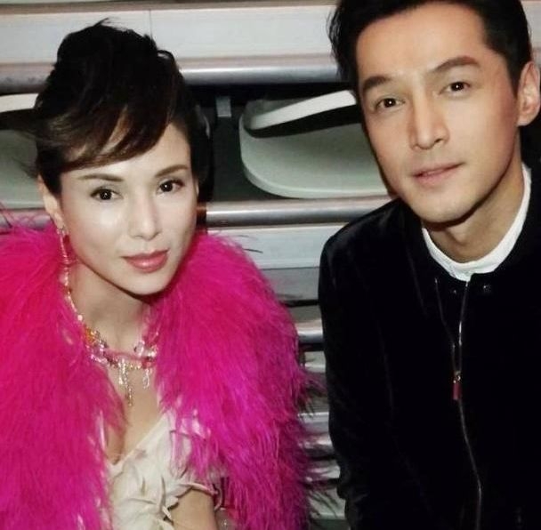 「小龍女」跟「郭靖」跨次元同框，李若彤美，胡歌紳士。((翻攝劉嘉玲微博）