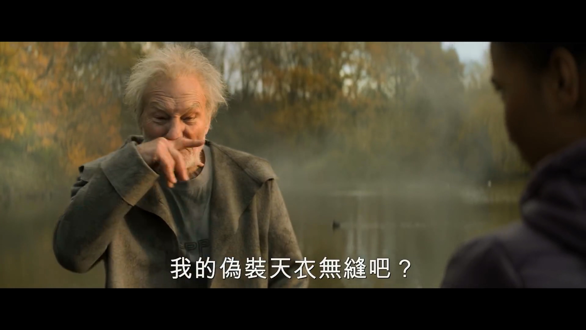 「X教授」派屈克史都華扮演新版梅林，沒有了巫師袍，還能瞬間變成小鮮肉。（翻攝自預告）