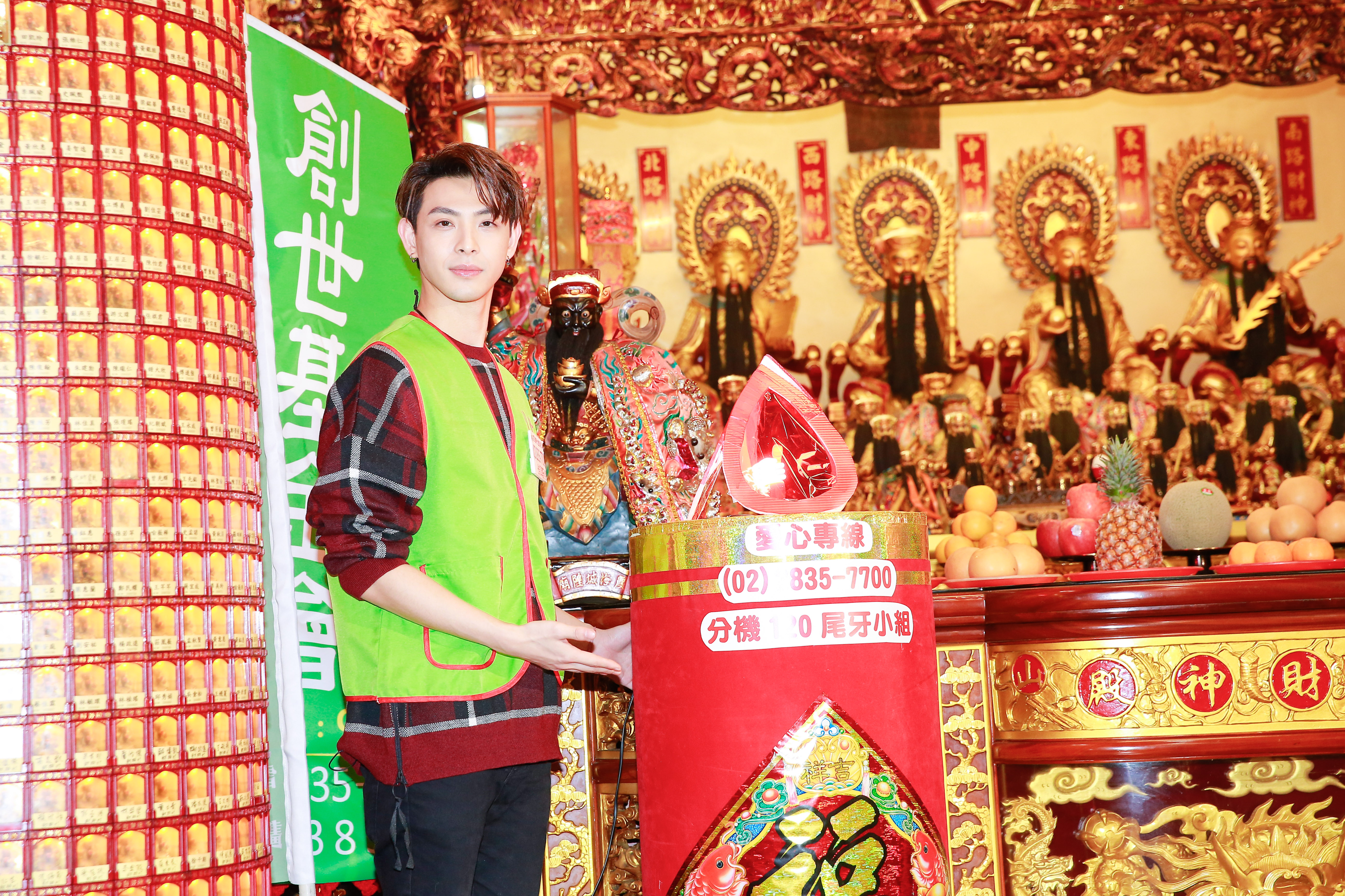 連晨翔拜廟祈求公益募款順利。
