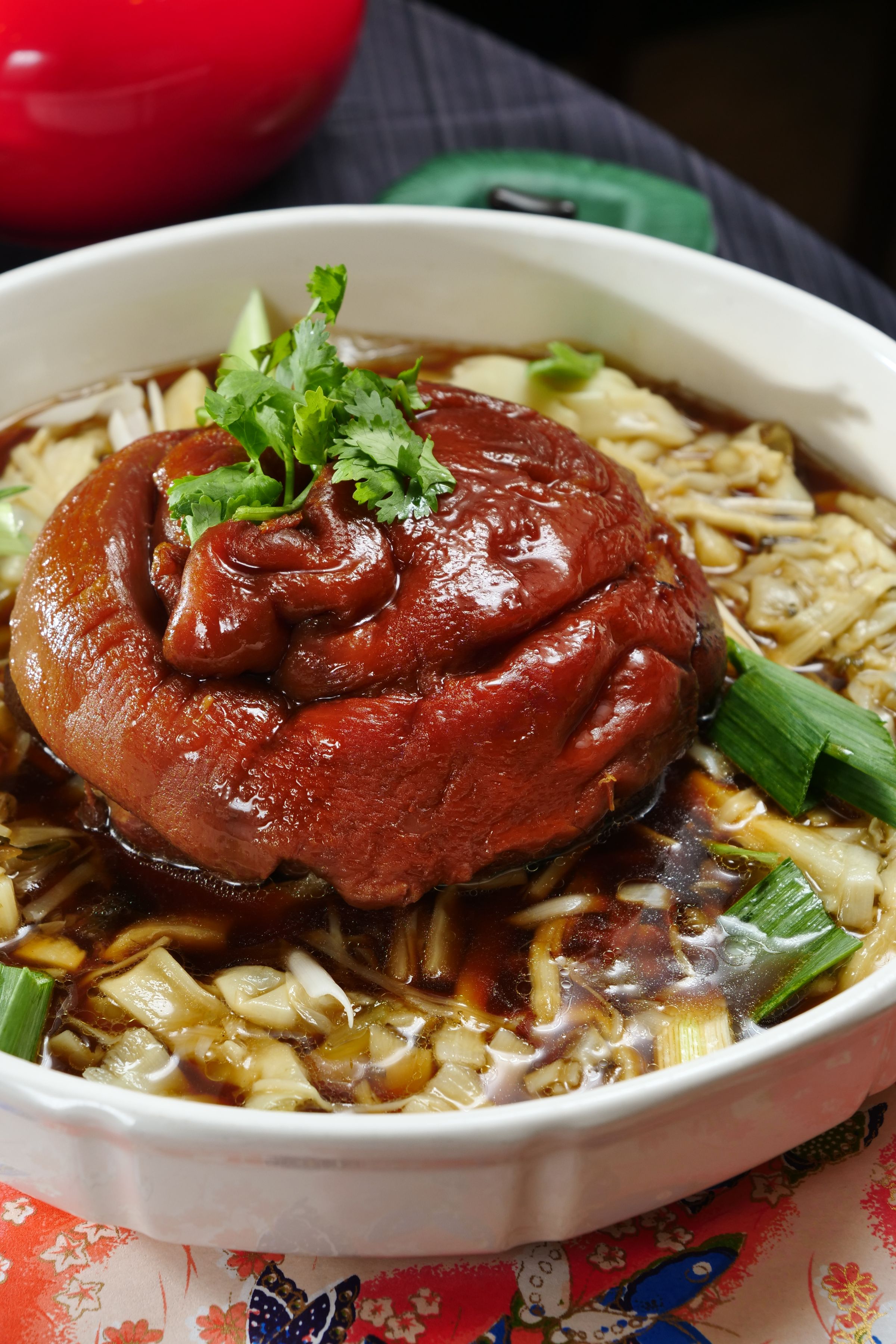 「客家蹄膀」豬皮口感軟Ｑ、肉質細嫩有味，醃菜的酸香，平衡了油膩。（350元／份）