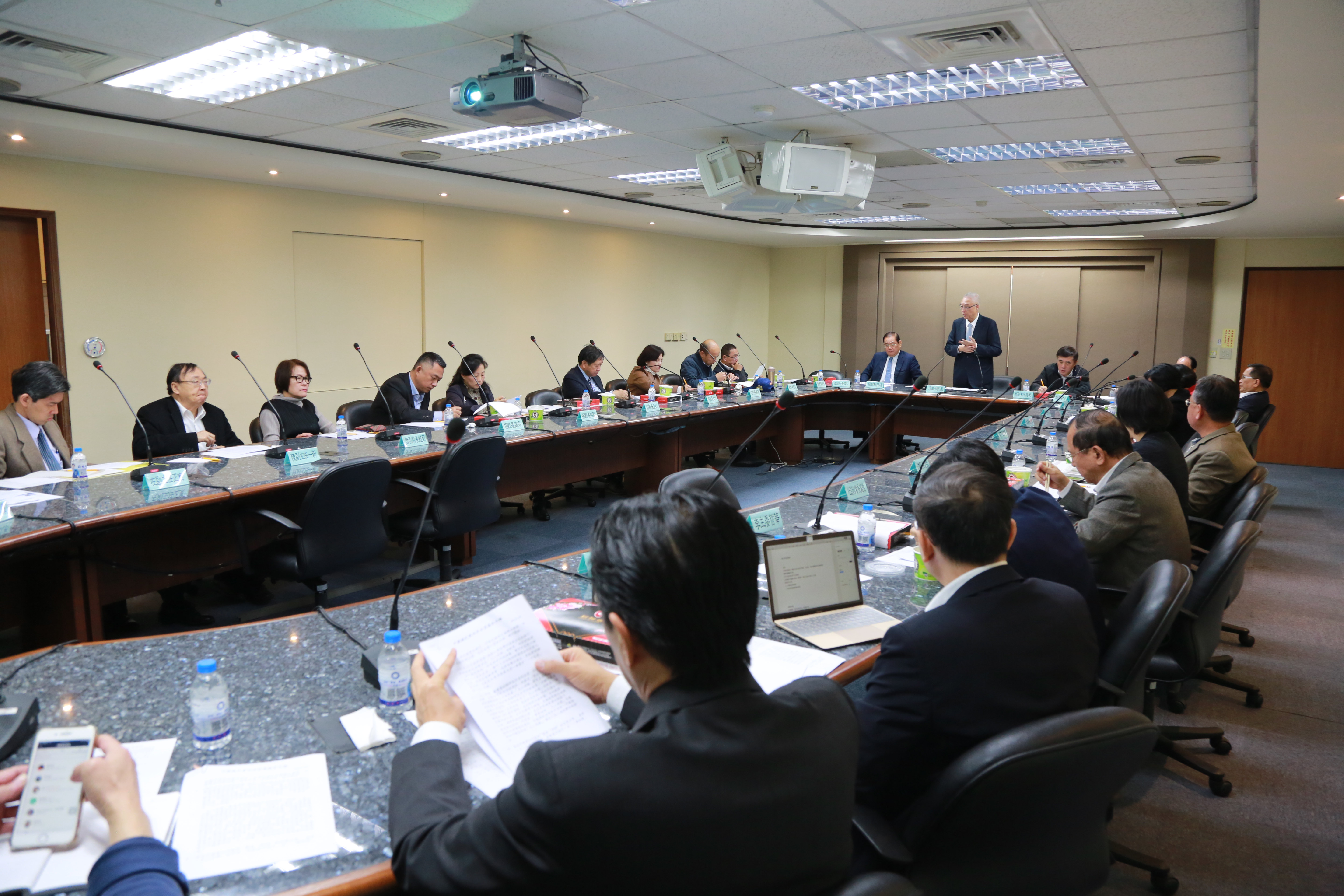 國民黨主席吳敦義，今邀15位執政縣市首長討論兩岸交流。（國民黨文傳會提供）