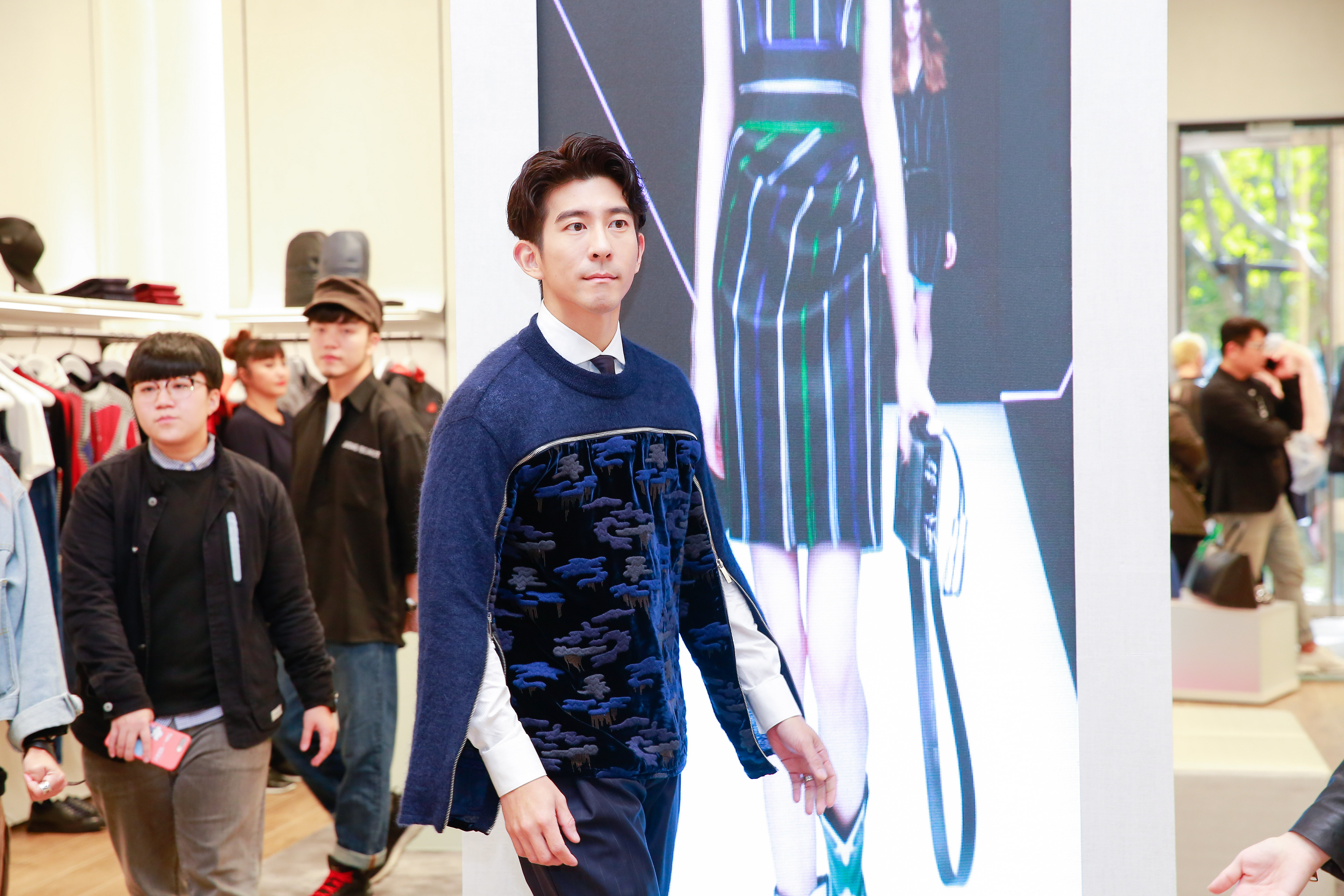 修杰楷身穿Emporio Armani深藍色雙材質拼接雲朵毛衣，NT$49,800、素面休閒褲，NT$24,800，午夜藍東方天鵝絨刺繡休閒鞋，NT$38,000。