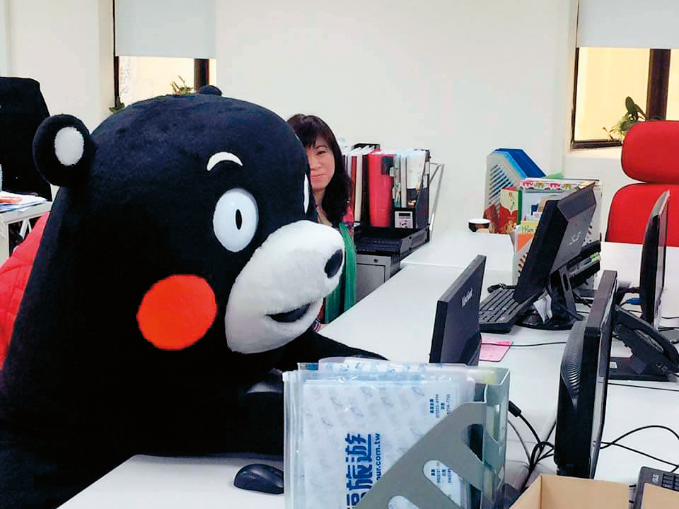 知名的日本九州熊本縣吉祥物熊本熊來台時，曾到五福高雄總部客串1日員工。（五福旅行社提供）