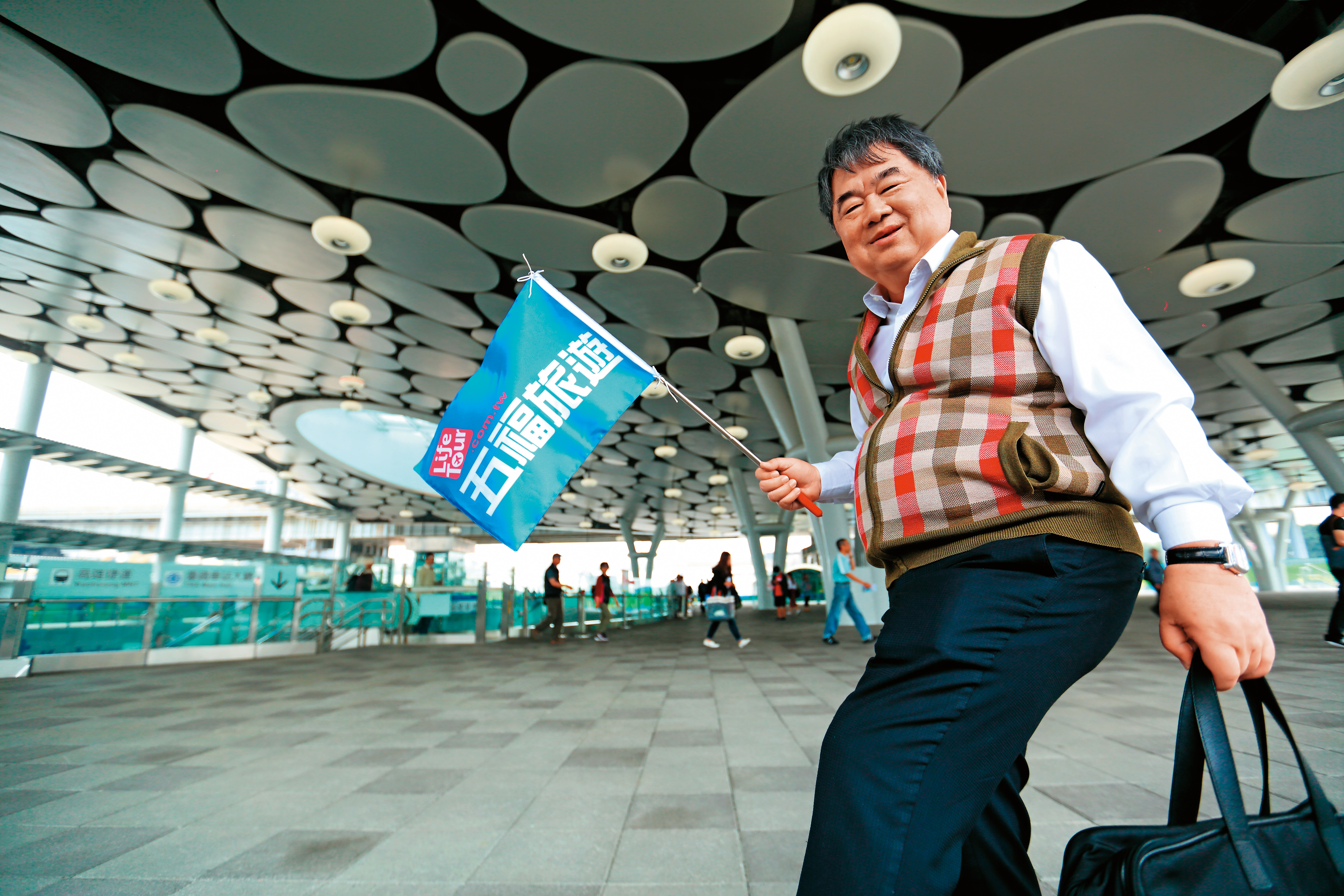 五福旅遊董事長許順富是土生土長高雄人，有南部人熱情與樸實的特質。