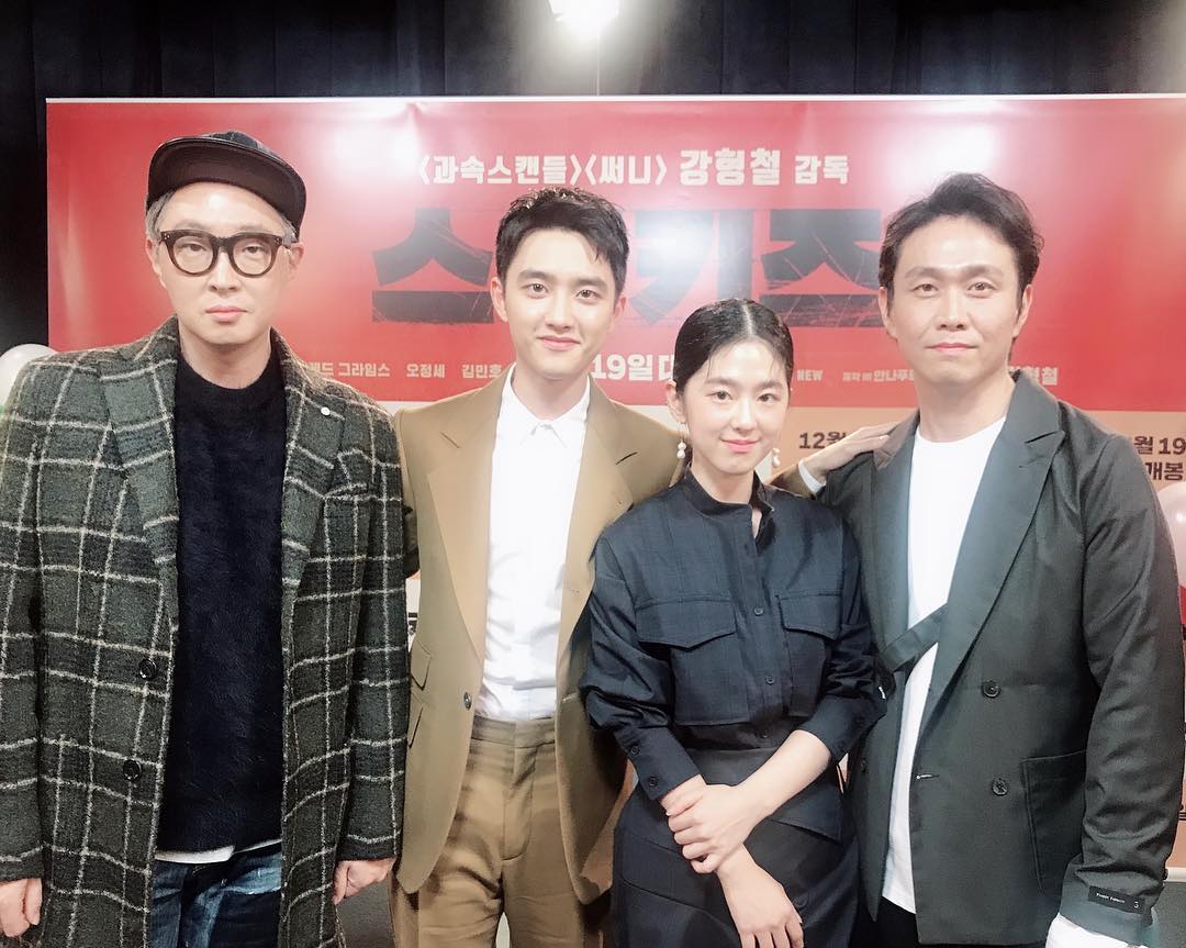 《搖擺男孩》姜炯哲導演(左一)稱讚都敬秀(左二)擁有像車太鉉一樣內化台詞的能力。(翻攝自朴慧秀IG)