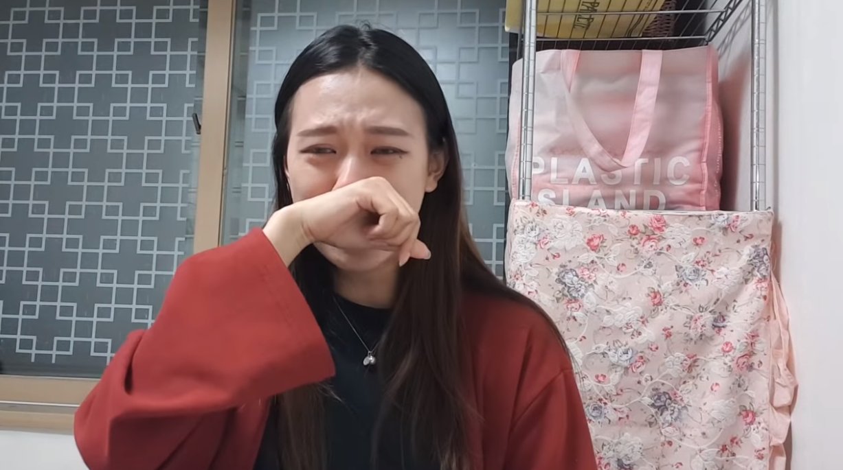 韓國網紅楊藝媛去年5月自爆曾被性騷擾,回憶起當時痛苦的經歷聲淚俱下。(翻攝自비글커플YouTube頻道)
