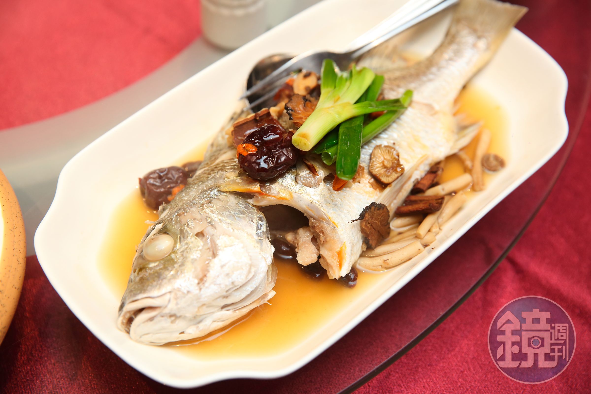 藥膳蒸魚以金龍魚為主角，現撈漁產鮮甜、毫無腥味。