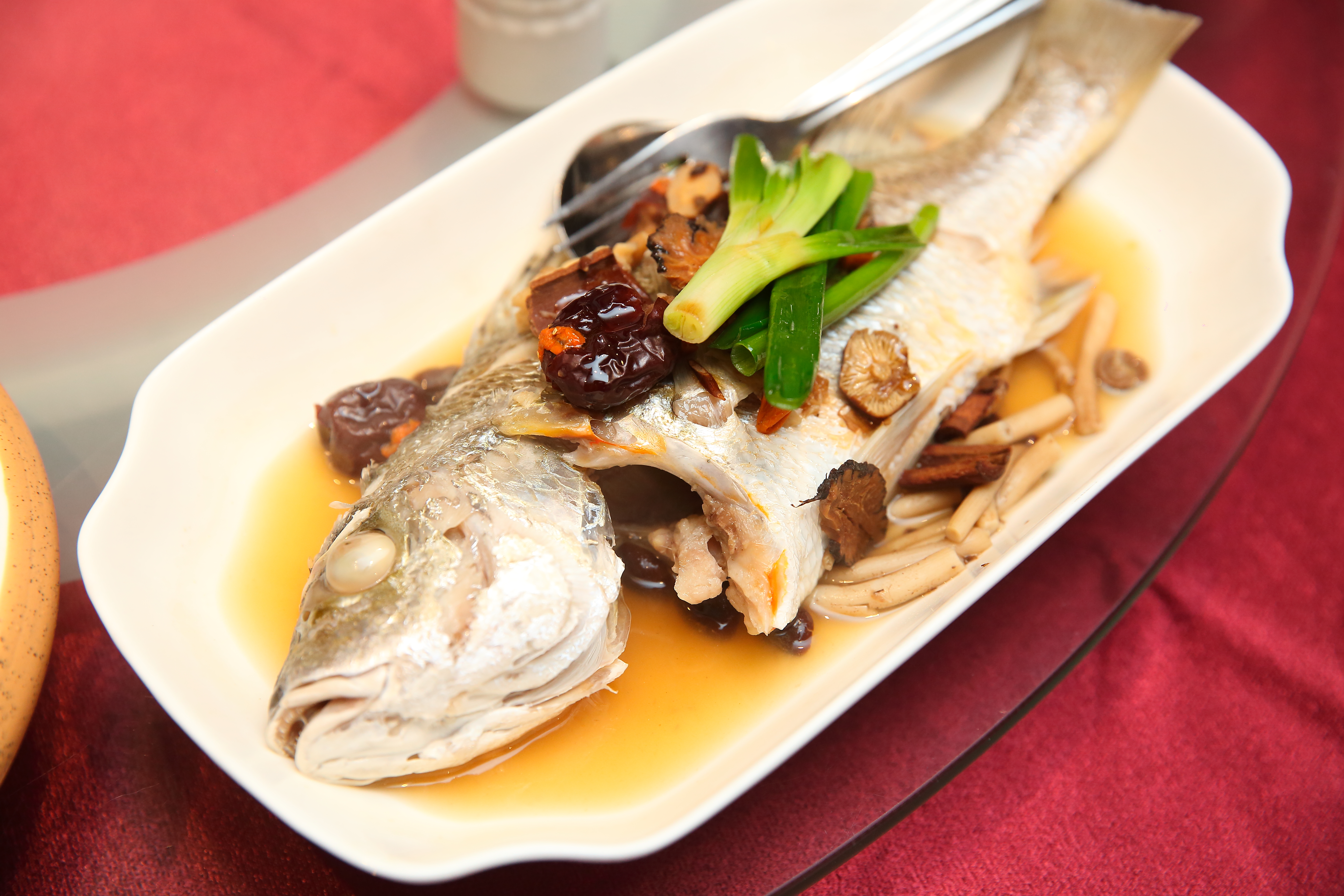 藥膳蒸魚以金龍魚為主角，現撈漁產鮮甜、毫無腥味。