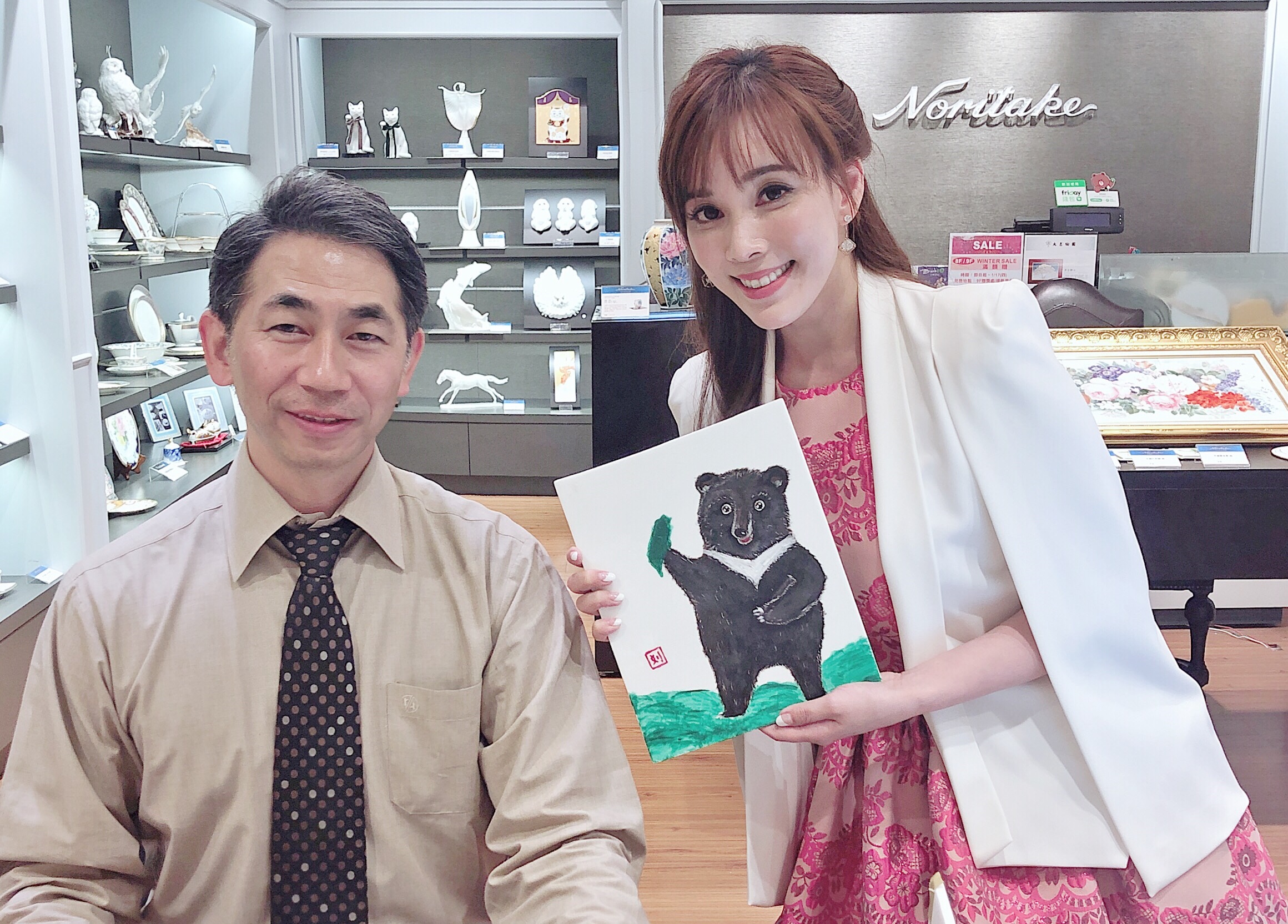 岡田正己與劉涵竹四年沒見，身為東道主的她，特別獻上親筆繪畫得熊貓作品送給大師。（劉涵竹提供）