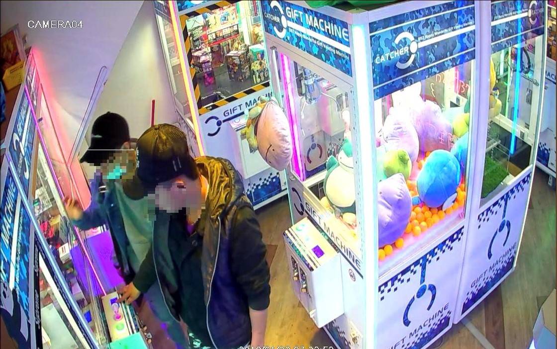 因聽聞娃娃機內的藍芽喇叭商品可以換現金，竊賊（右）偷取鑰匙後再次重返現場偷商品。（警方提供）