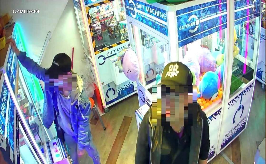 王姓竊嫌(右)在遠端系統的監視下,身形、長相皆被警方掌握。(警方提供)