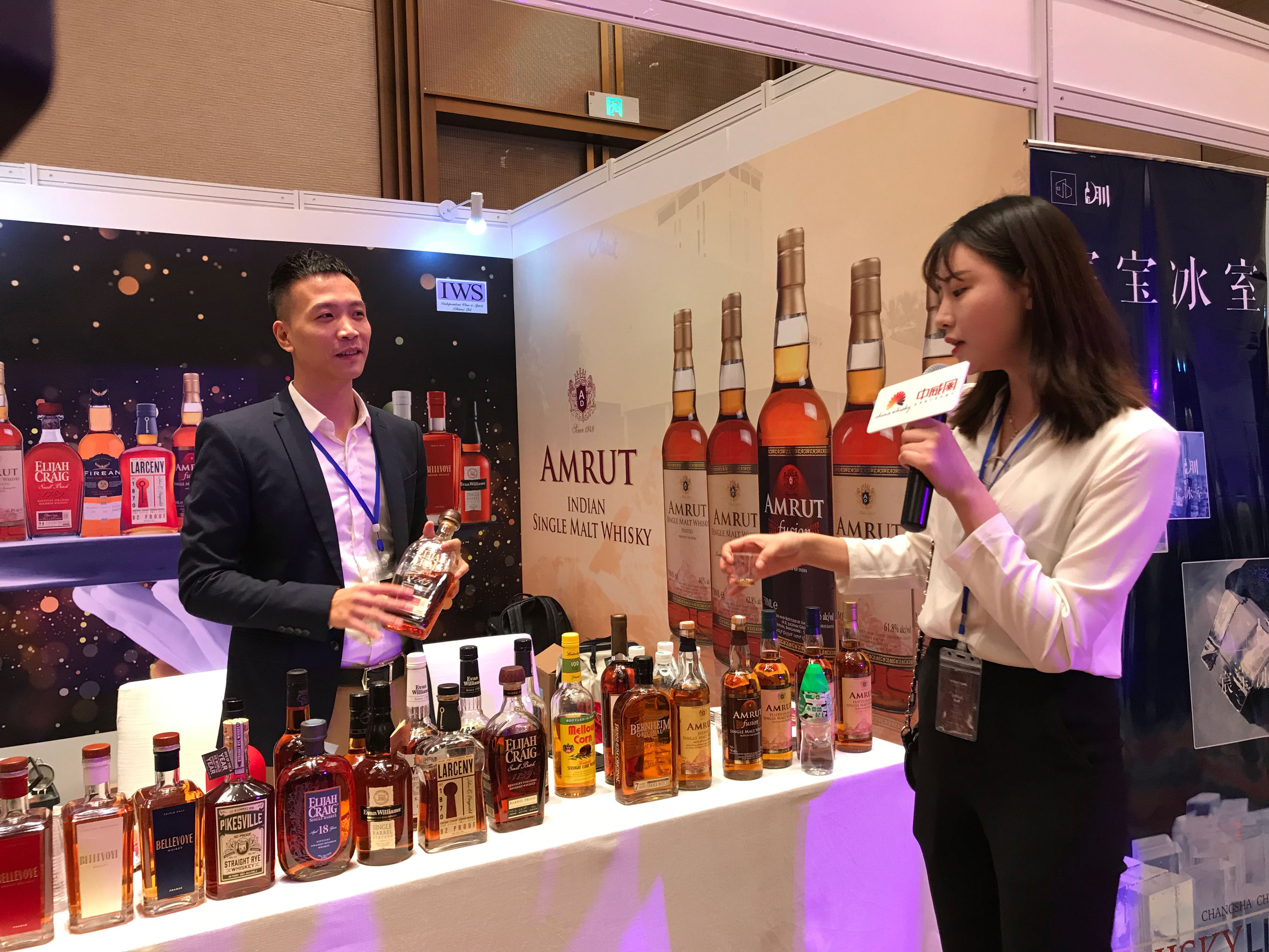 曾在105酒吧工作過的張曉宇，代表中威網對現場攤位主進行短訪，知識力足夠、口條清晰，表現可圈可點。