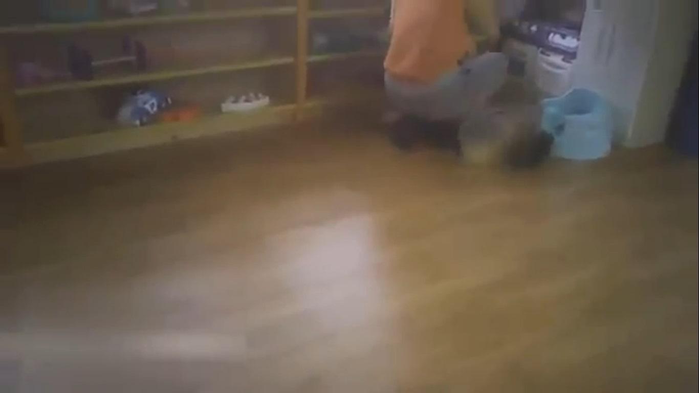 托嬰中心遭爆虐童，多名托育人員拿木杓狠打孩童。（翻攝畫面）