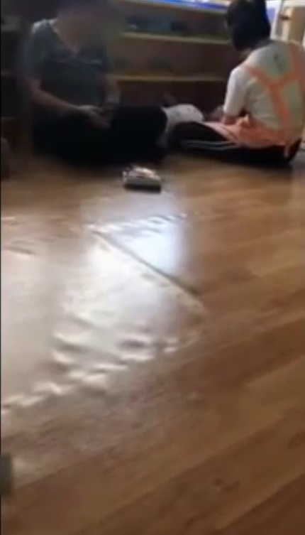 該托嬰中心還將孩子塞進鞋櫃，在鞋櫃裡猛打孩子腳底板，幼童則哭得幾乎「燒聲」。（翻攝畫面）