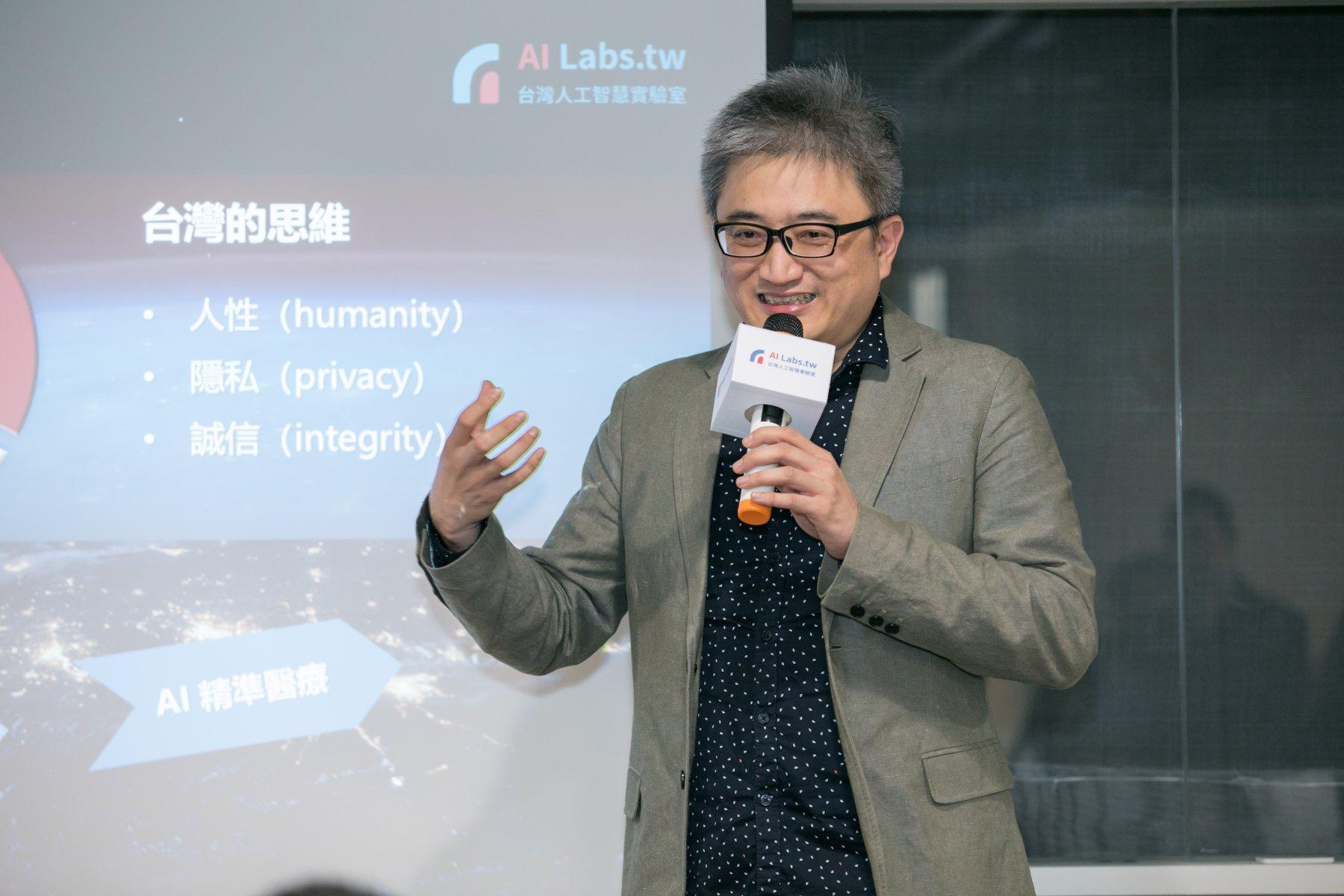 「批踢踢創世神」杜奕瑾在臉書轉發《天下》報導,並留言歡迎更多人加入數據分析,瞭解輿論工廠是怎麼運作的。(翻攝自杜奕瑾臉書)