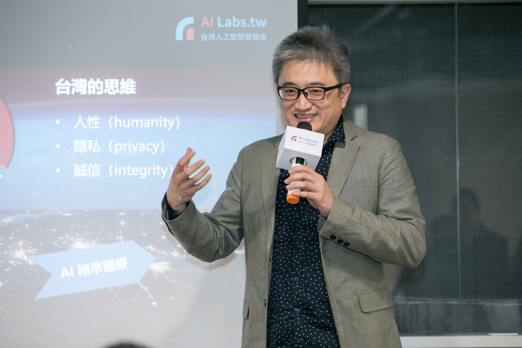 「批踢踢創世神」杜奕瑾在臉書轉發《天下》報導，並留言歡迎更多人加入數據分析，瞭解輿論工廠是怎麼運作的。（翻攝自杜奕瑾臉書）