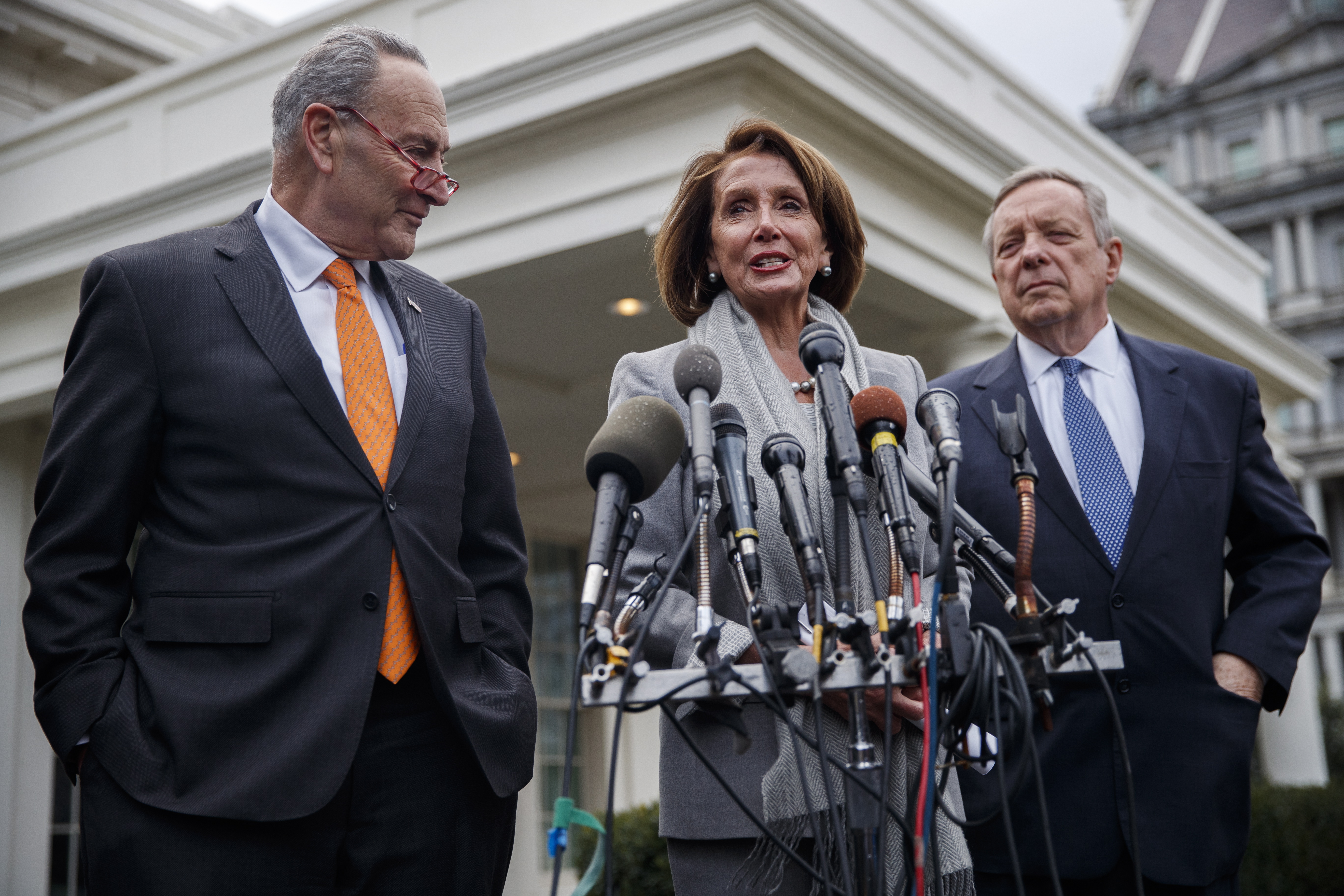 眾議院議長斐洛西（Nancy Pelosi）（中）當眾回絕川普的美墨計畫，更表示不是每個人都能向川普一樣「靠爸」，80萬的美國聯邦雇員正面臨困境。（東方IC）
