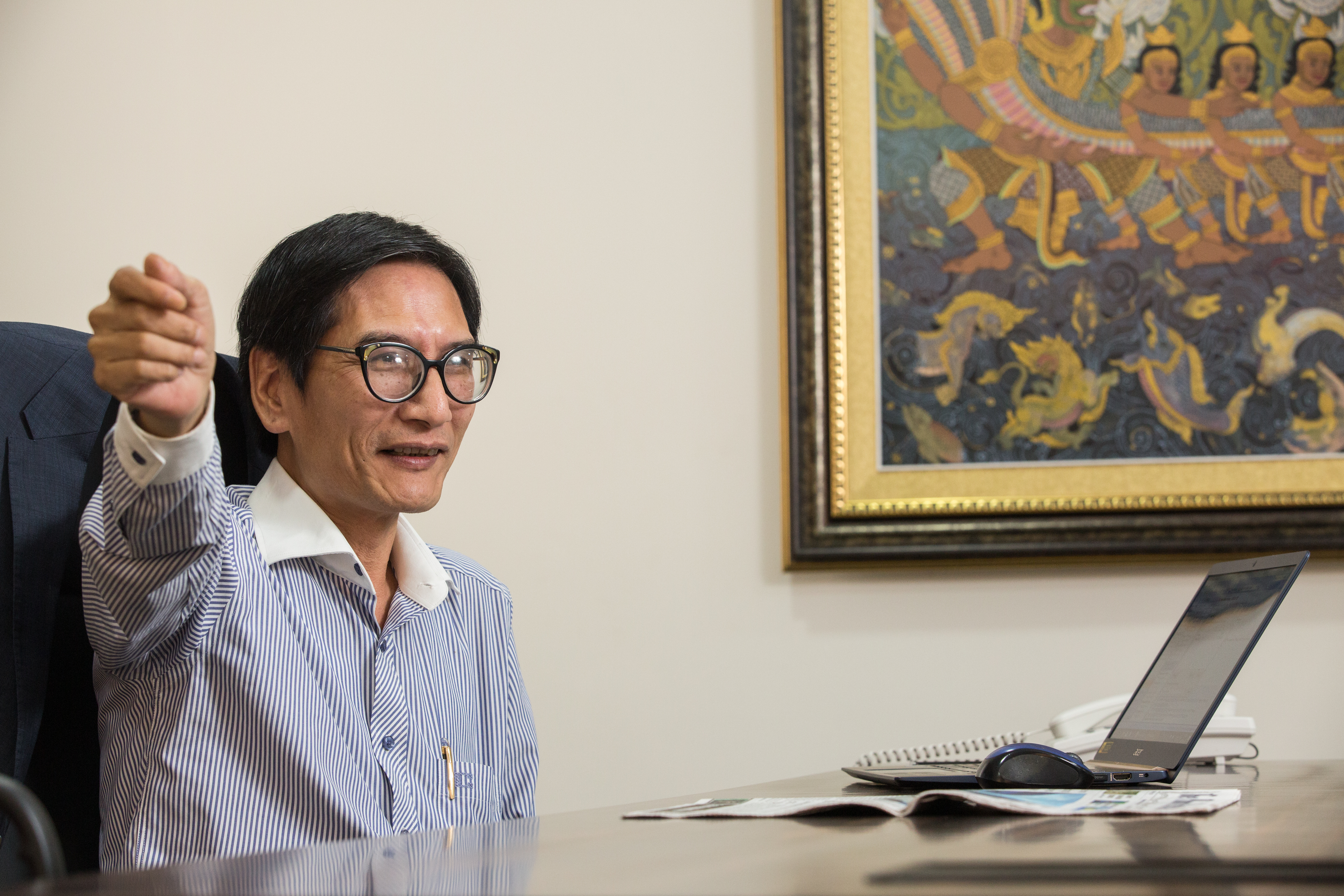 戴朝榮退伍後，曾在台灣最大的石化公司及成衣廠上班。