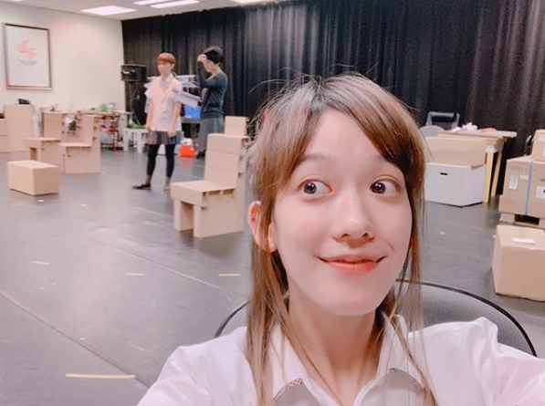 孟耿如昨（9日）在IG上發了一張在排戲空檔的可愛自拍，過沒幾小時又發了一張崩壞照。（翻攝自孟耿如IG）