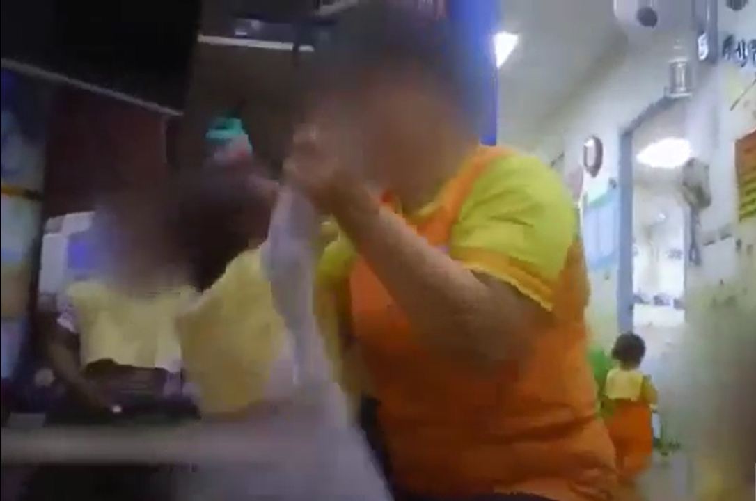 托嬰中心不斷拉扯嬰兒，即便嬰兒大哭，仍不停手。（翻攝畫面）