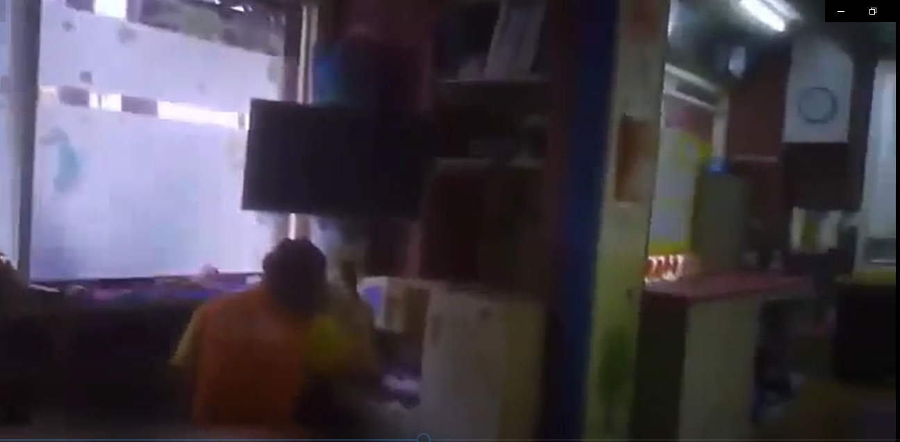 托嬰中心拍打嬰兒腳底,屁股。(翻攝畫面)