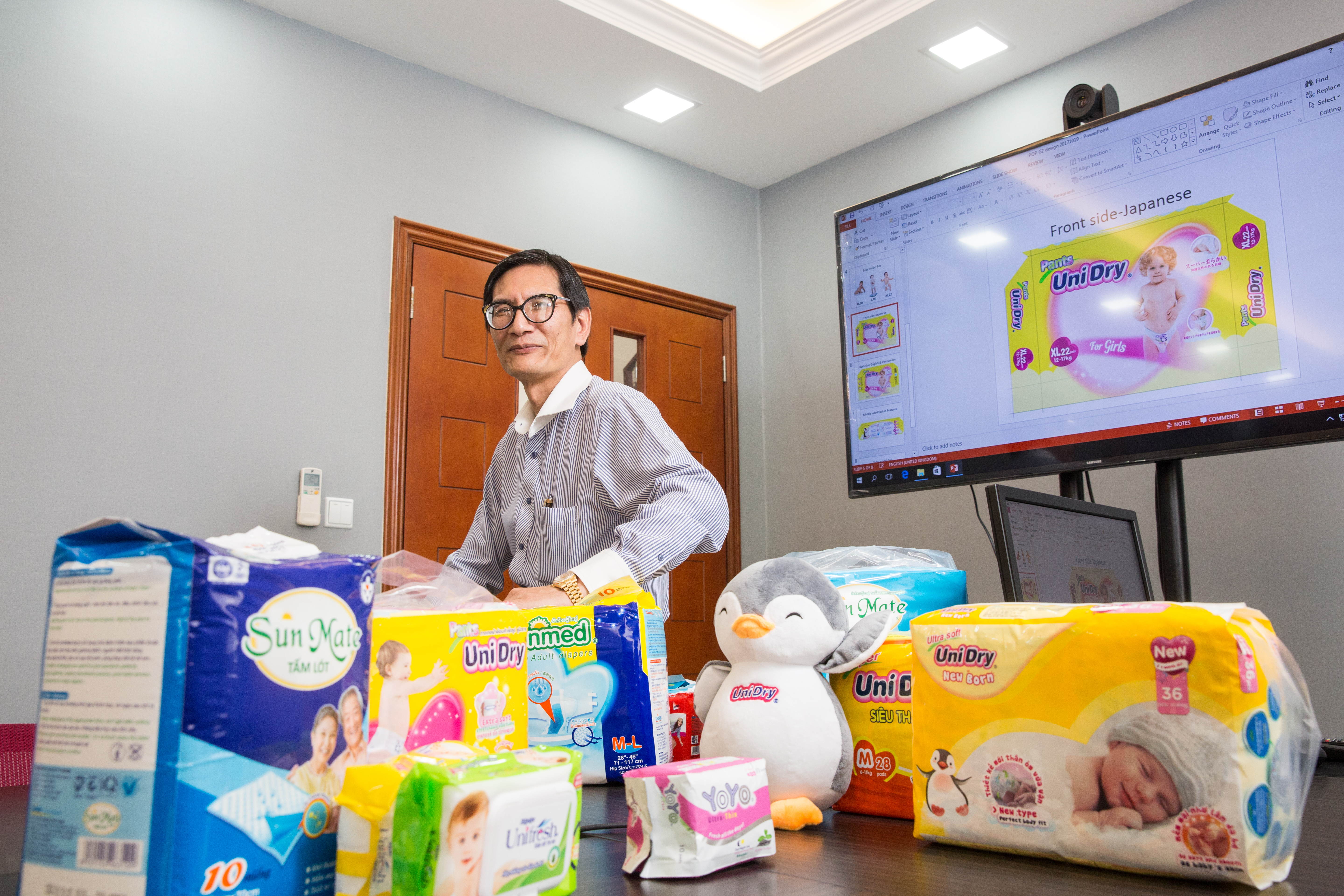 2001年，戴朝榮決定自創品牌，進駐尚未設立紙尿褲工廠的越南。