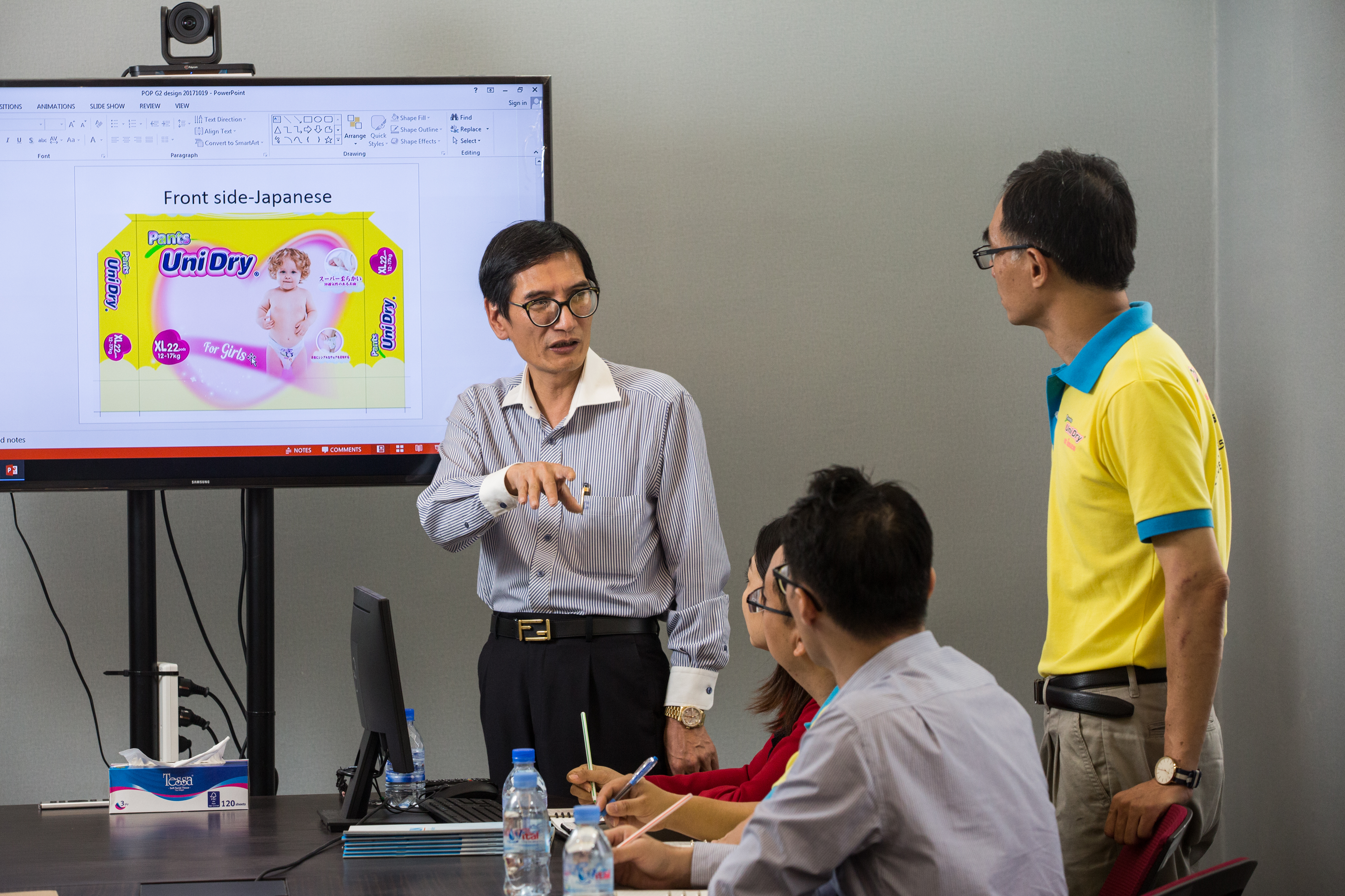 戴朝榮（左1）時常替員工牽紅線，自豪出手精準，介紹幾乎都會成功。