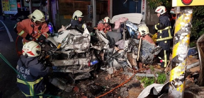 彰化社頭發生對撞車禍,警消趕到救人,白車撞成廢鐵。(警方提供)