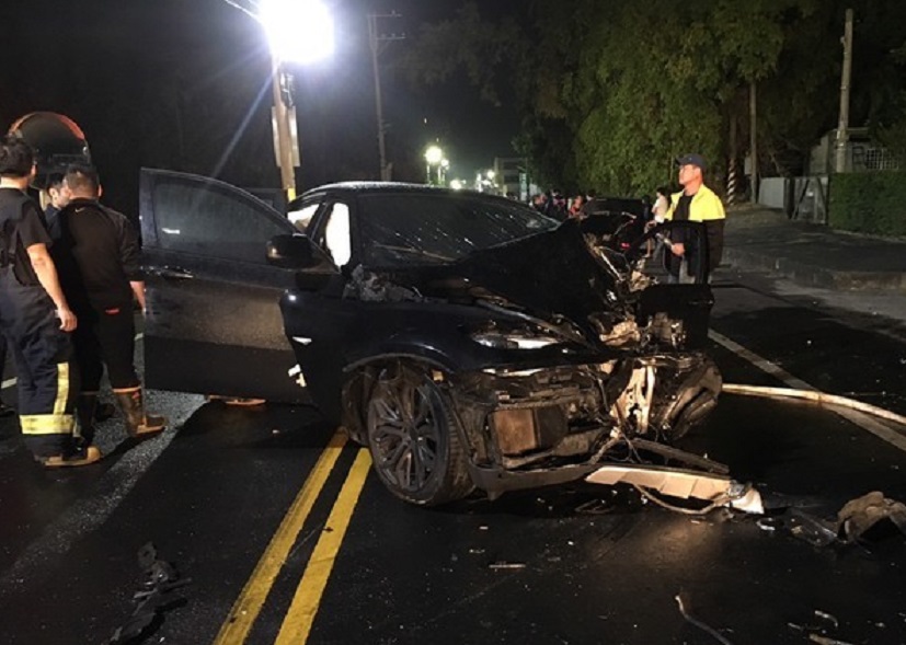 黑色BMW轎車駕駛涉嫌酒駕，車體也撞毀損。（警方提供）