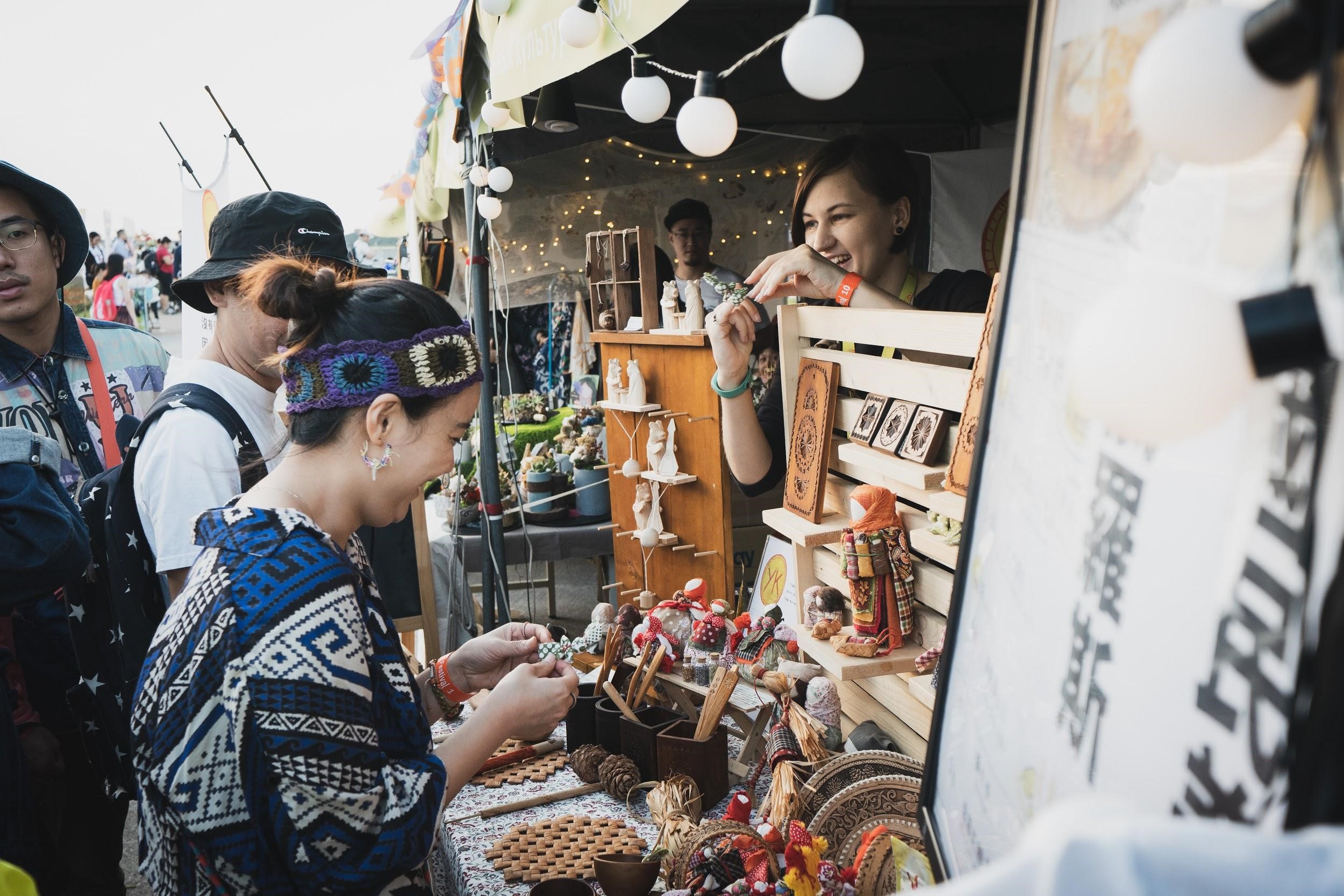 「世界音樂節@台灣」園區內招集上百家攤位，「創意市集」有來自各國的手作商品，讓民眾邊聽音樂也能邊享受購物樂趣。（風潮提供）