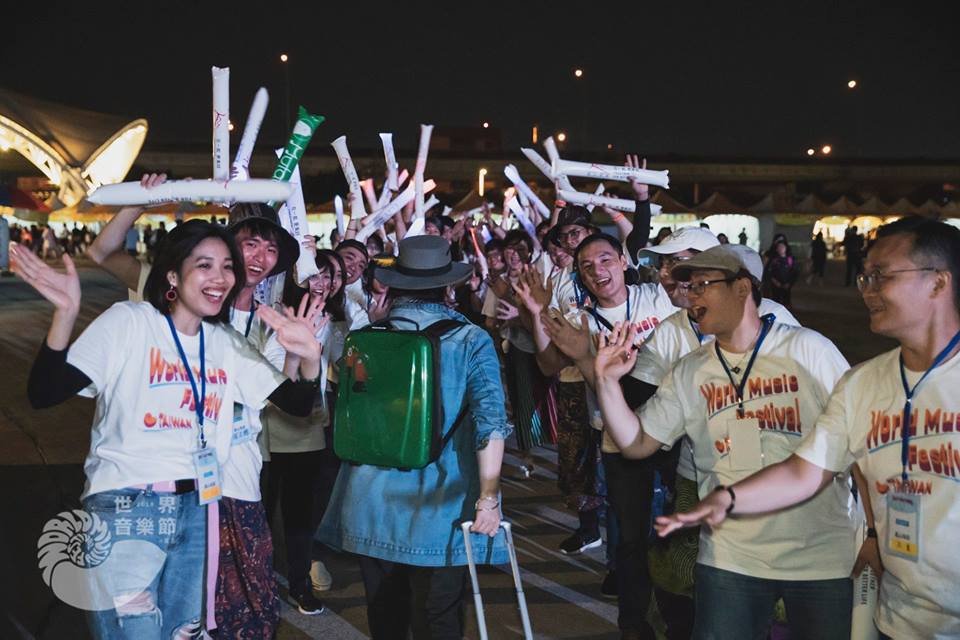 夜晚,志工們列隊歡送民眾,為活動畫下完美ending。(風潮提供)