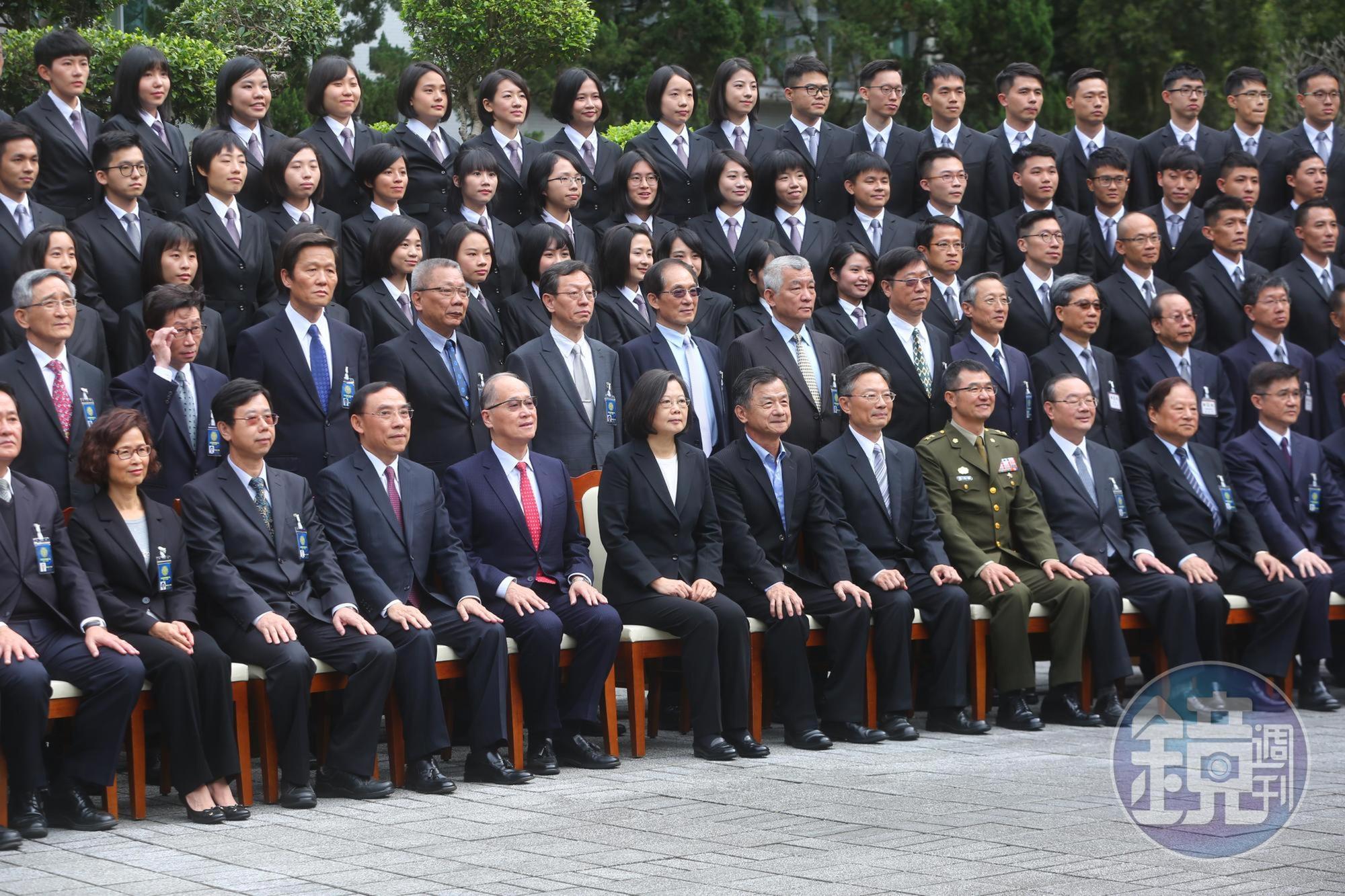 調查局強調,這60名學員順利結訓,為調查局注入新血,共同擔負起維護國家安全、打擊重大犯罪的使命。
