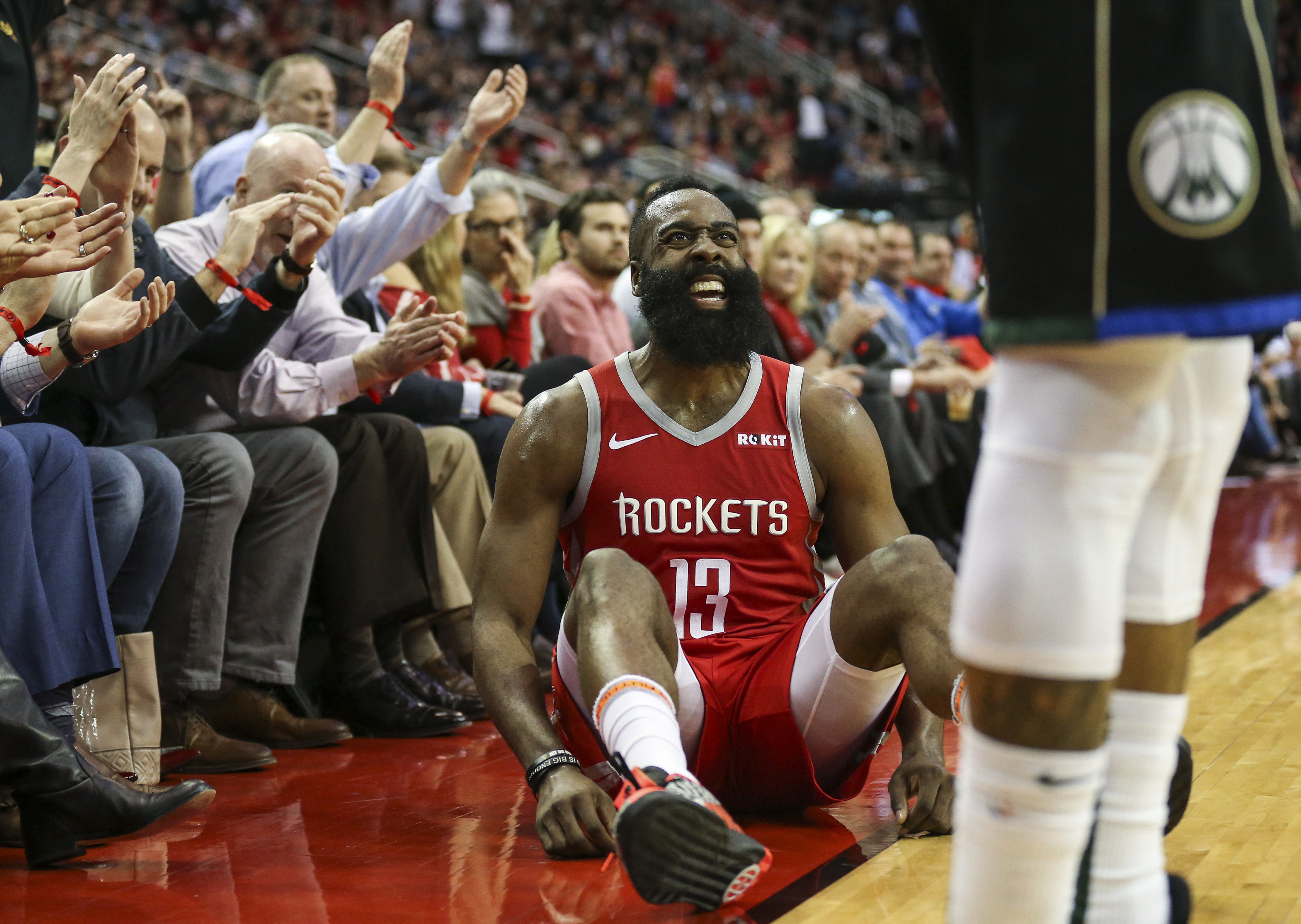 安戴托昆波在一次傳球時，竟勾射直接命中哈登頭部，讓他當場跌坐在地。（翻攝自Milwaukee Bucks推特）