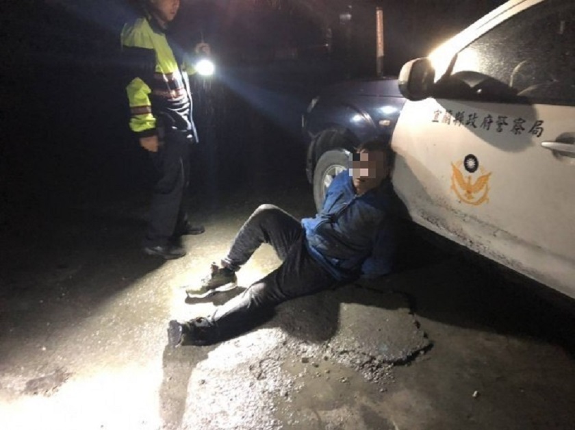 黃姓男子毆打運將搶計程車，遭警網圍捕，逃到宜蘭一處空屋水池內仍被逮。（警方提供）