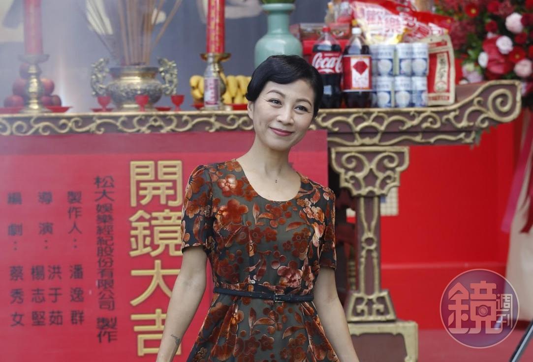 方文琳穿上媽媽50年前的衣服,展露復古風情。