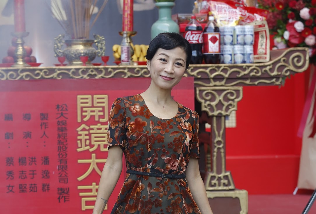 方文琳穿上媽媽50年前的衣服，展露復古風情。