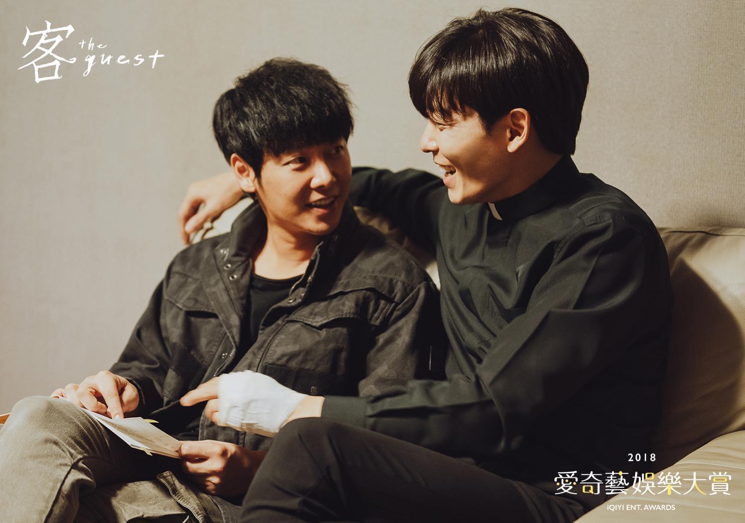 金材昱（右）與金東旭在《客：The Guest》默契無間。（愛奇藝台灣站提供）