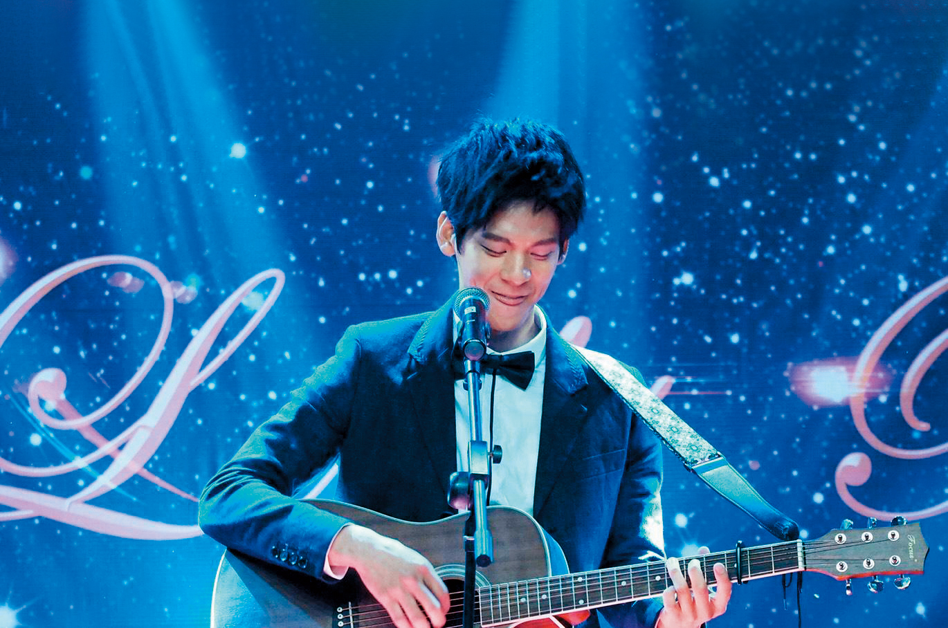 《給19歲的我自己》有許多撩妹的奇招，林柏宏反而覺得要在大庭廣眾前自彈自唱、示愛，讓他覺得緊張。（原創娛樂提供）