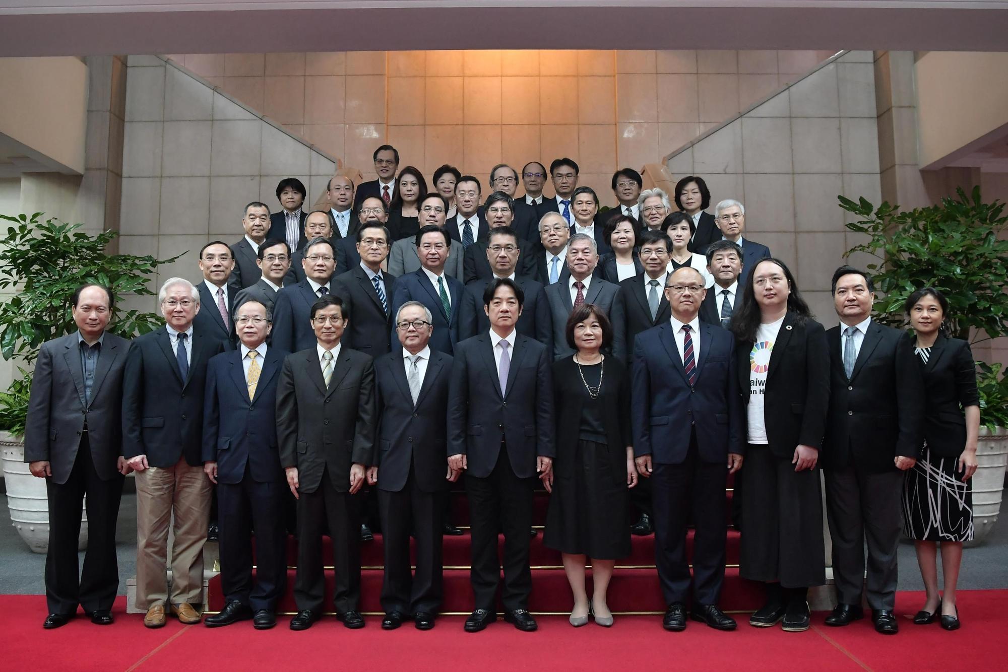 賴清德今(11日)早率領內閣總辭,還與閣員們拍畢業照。(行政院提供)