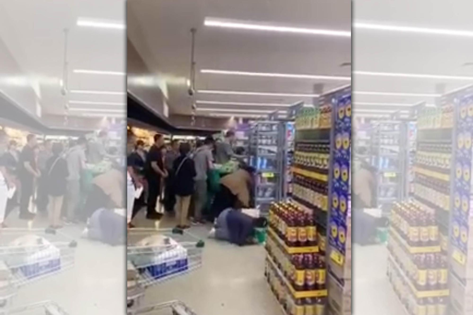 澳洲墨爾本一家Woolworths超市爆發奶粉搶購潮。（翻攝自微博）