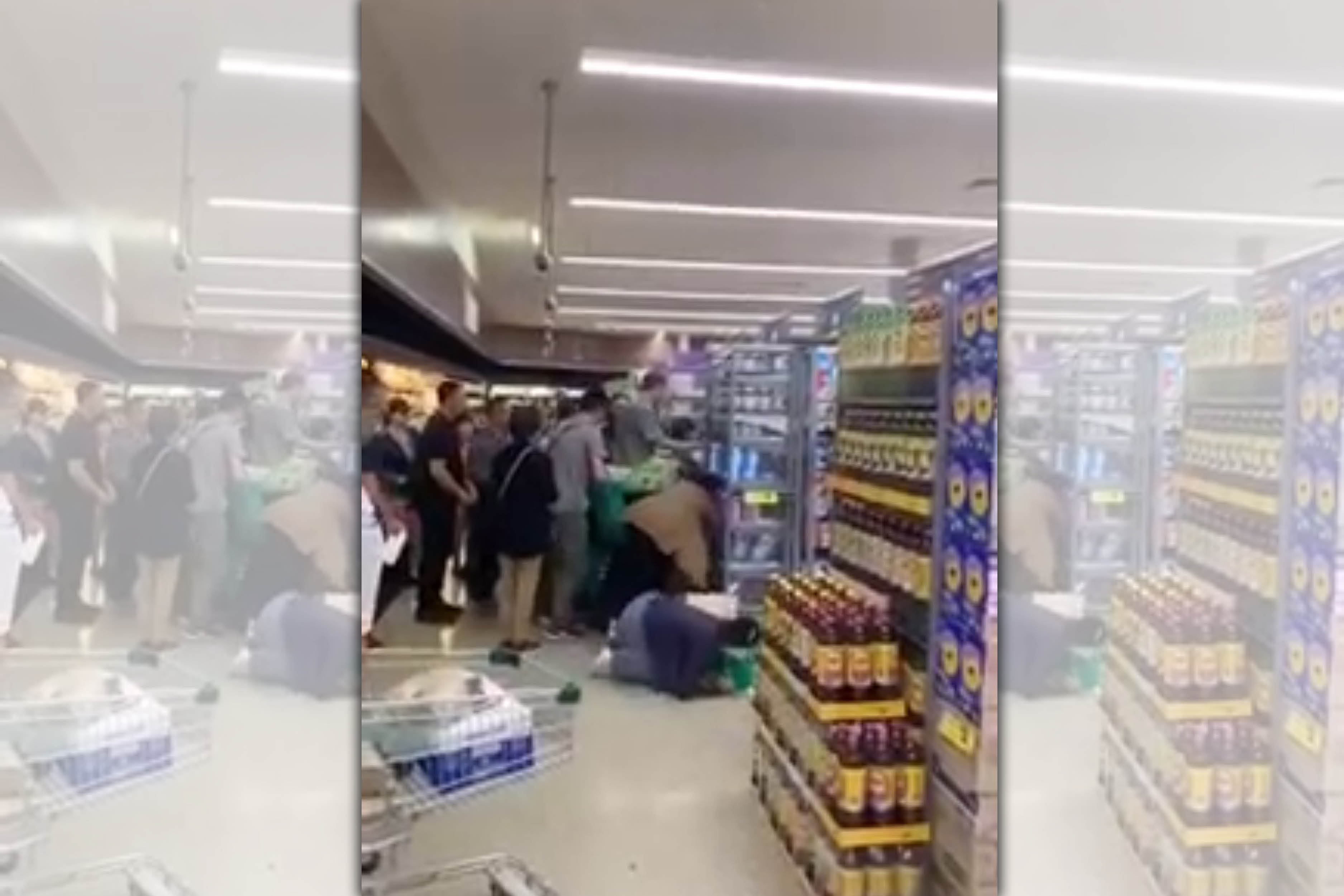 澳洲墨爾本一家Woolworths超市爆發奶粉搶購潮。（翻攝自微博）