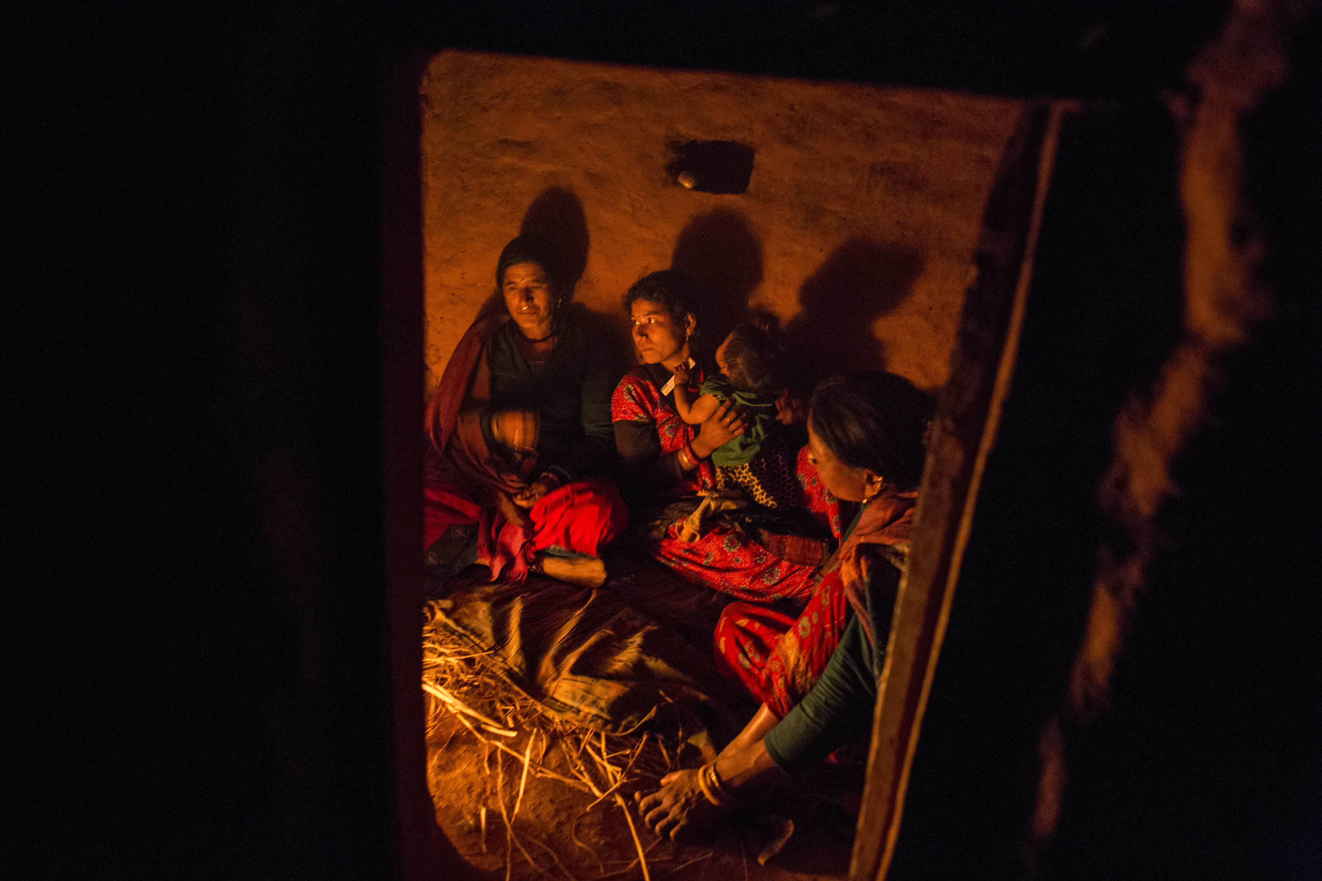 尼泊爾再次發生女性因月事來臨，住在簡陋月經小屋中，意外身亡。（東方IC）