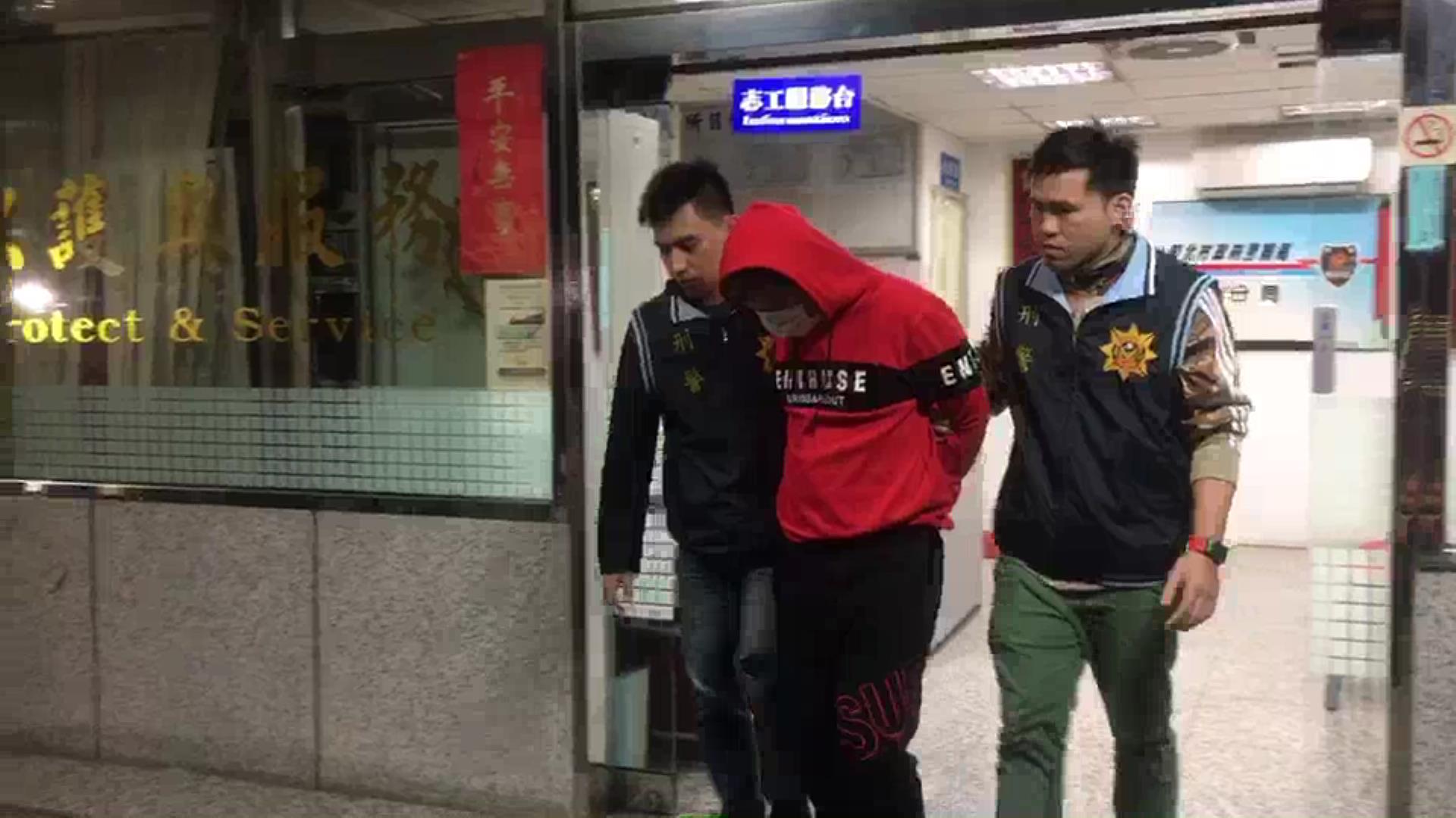 警方巡邏時發現通緝犯，警用機車卻被另名嫌犯搶走。（翻攝畫面）