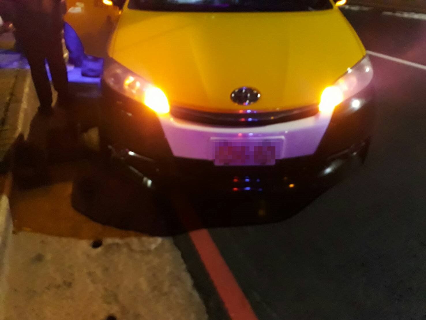 警方查獲違規計程車時發覺有異,交通違規案卻變成警車被搶。(翻攝畫面)