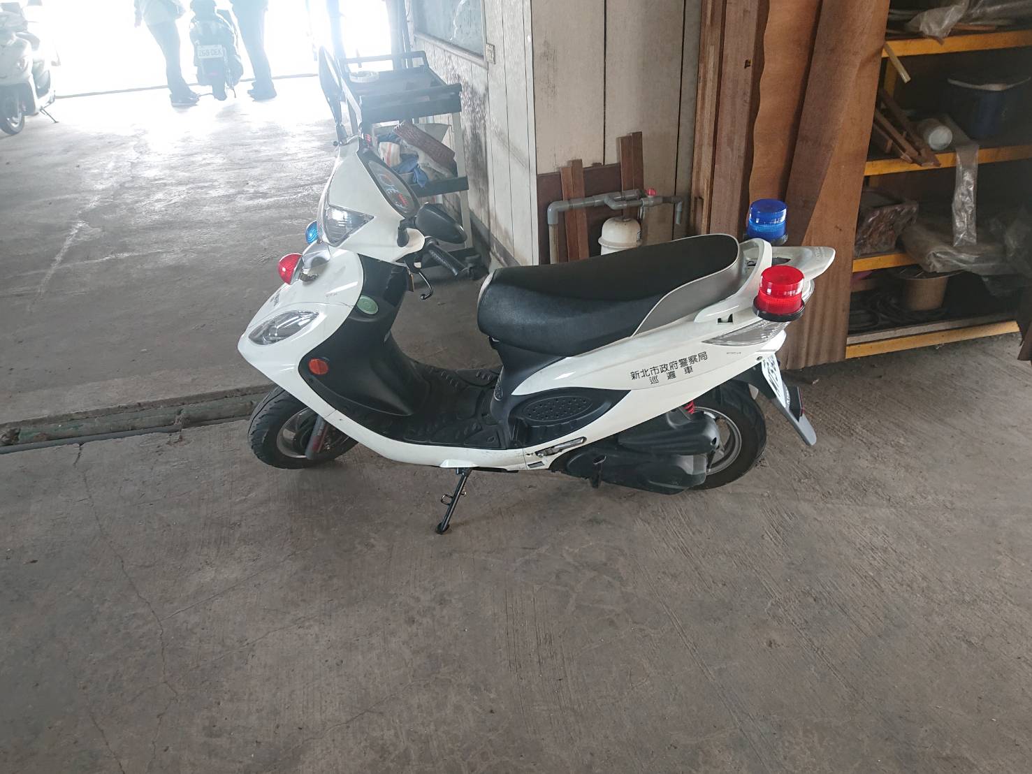 警方今上午在樹林尋獲遭搶警車。(翻攝畫面)